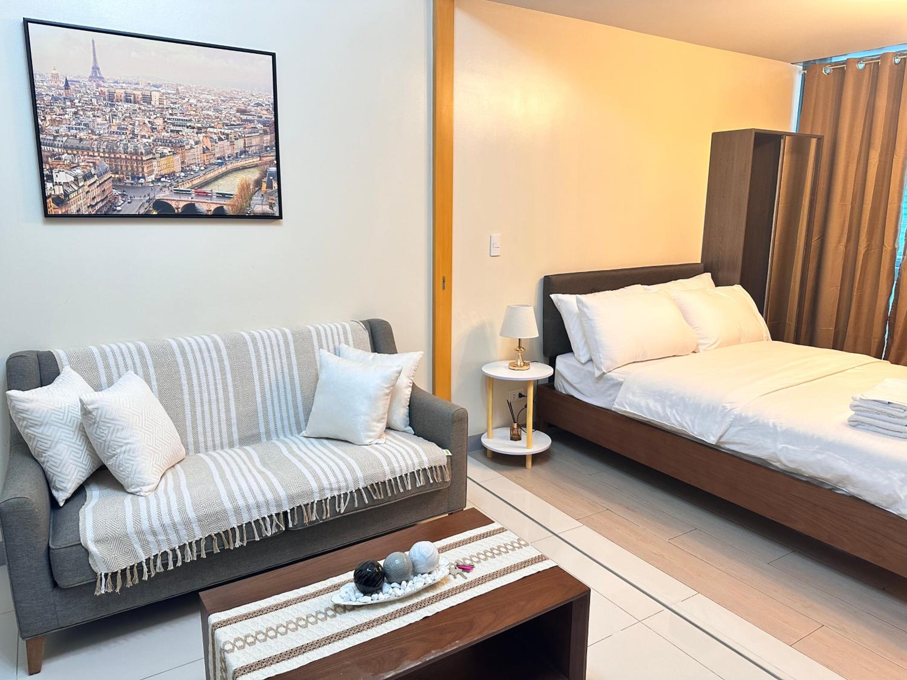 Premier Suite in Uptown Bonifacio Global City view 2