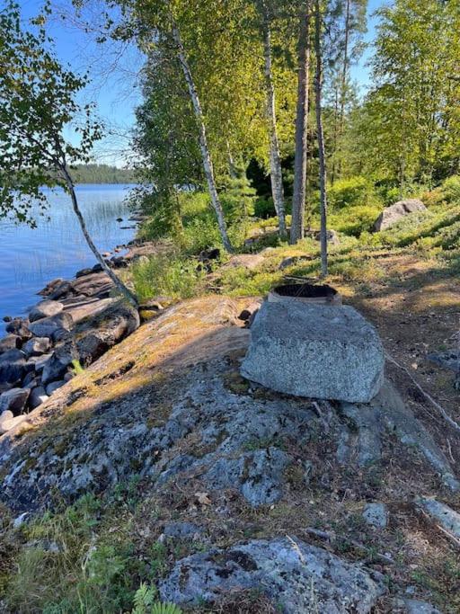 Käpälämäki puhtaan veden äärellä omassa rauhassa