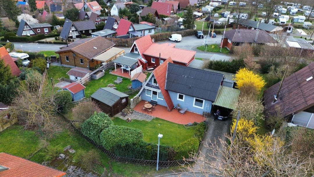 Behagliches Nurdachhaus im Ferienhausgebiet