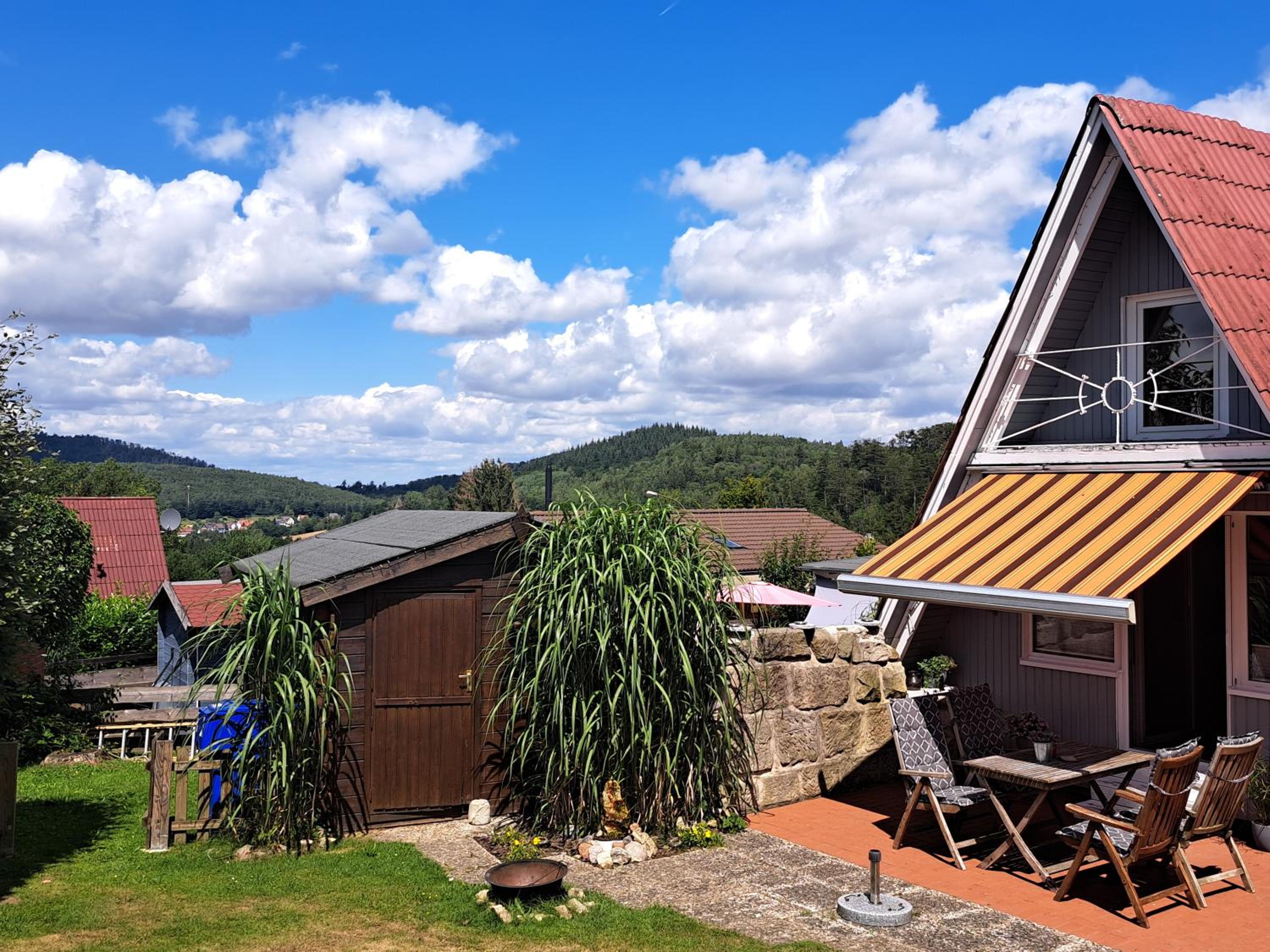 Behagliches Nurdachhaus im Ferienhausgebiet