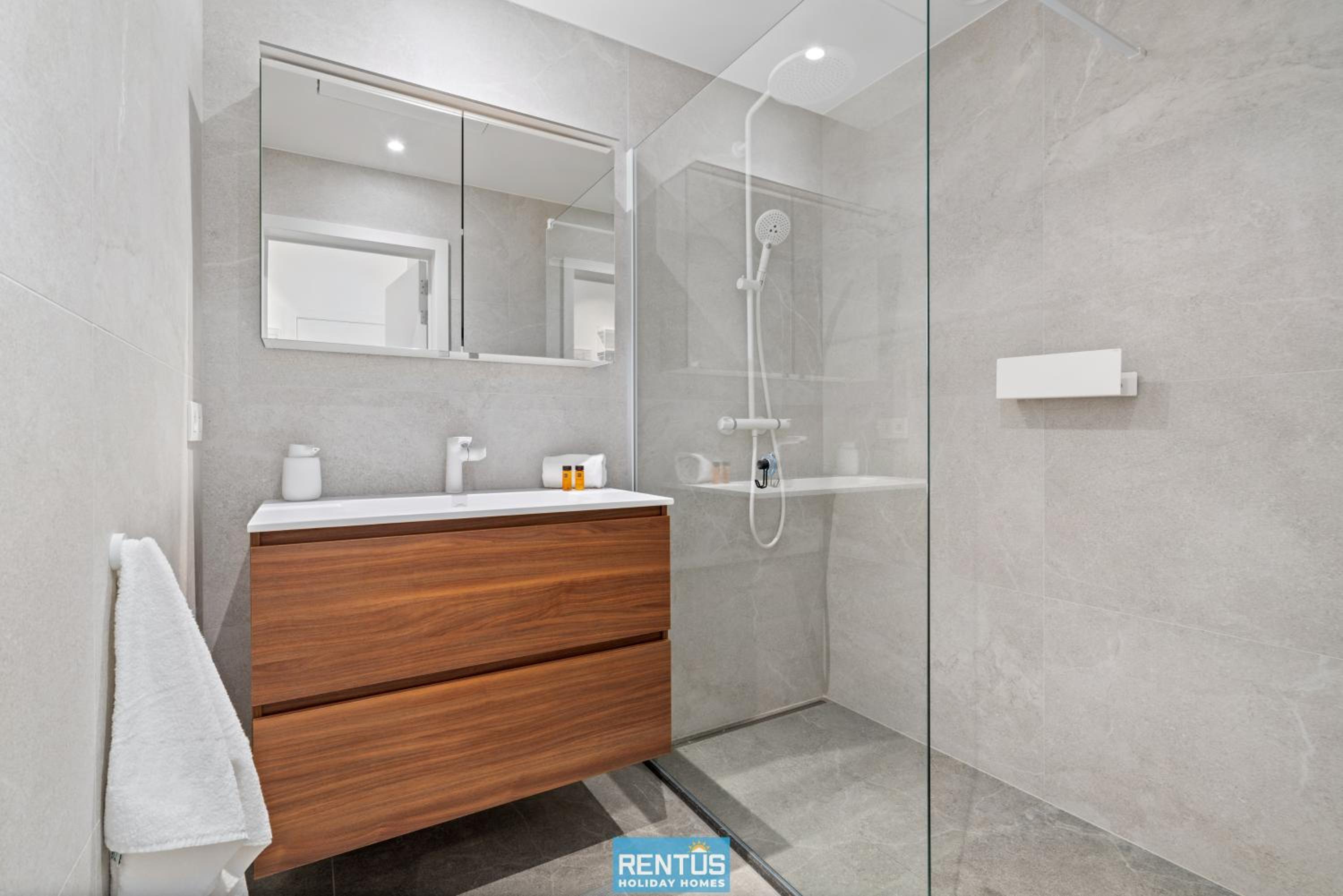 Beach Break - family friendly apartment by the sea