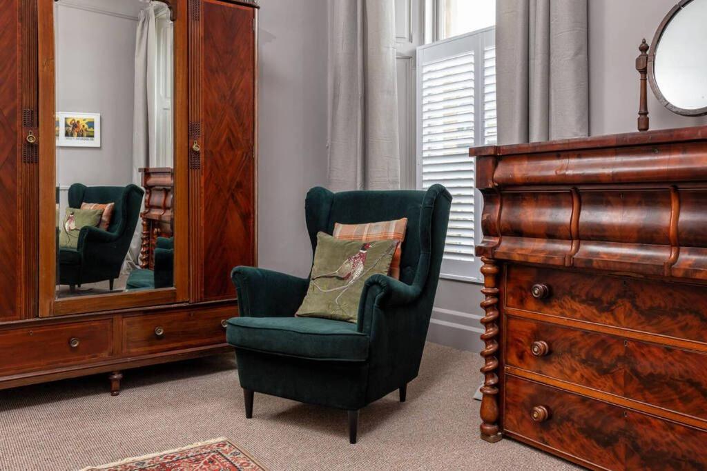 6 Howard Place view 3