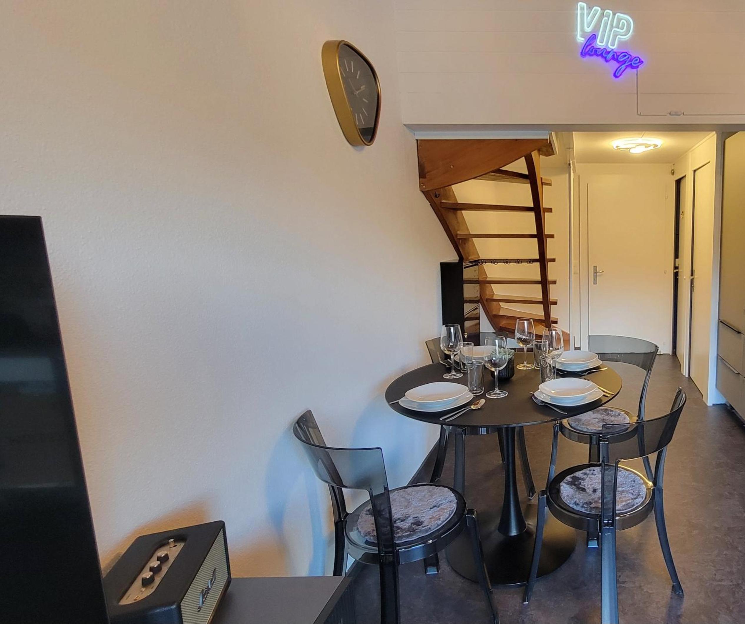Lakeview Loft*Lake/Ferry access* Central