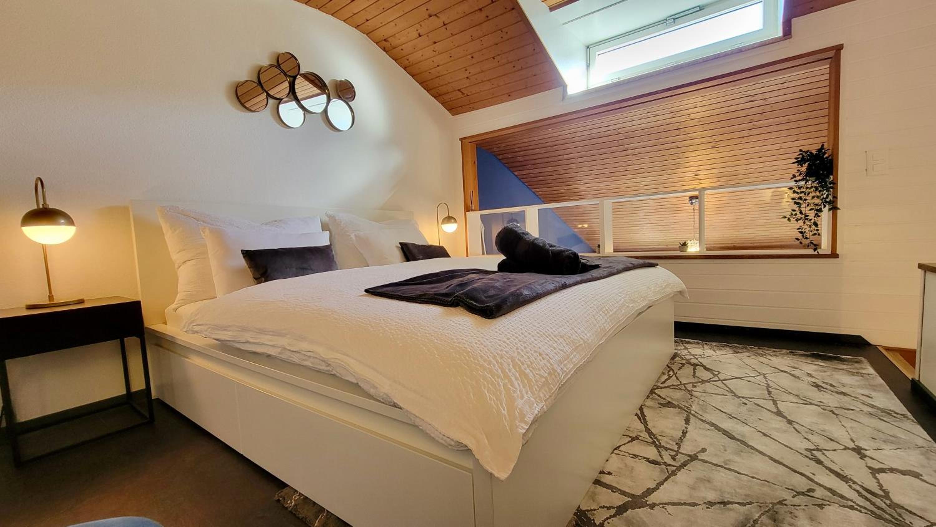 Lakeview Loft*Lake/Ferry access* Central