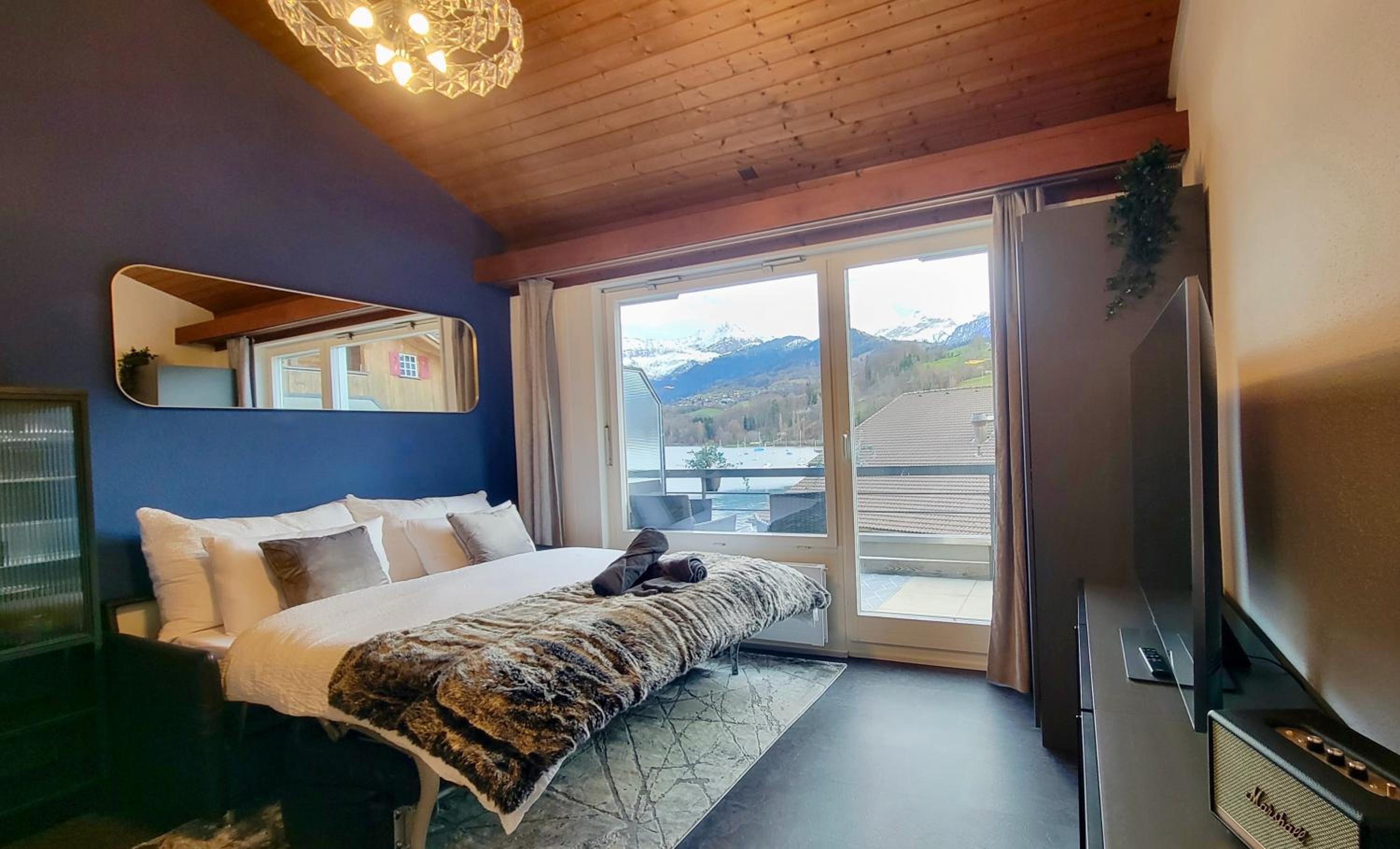 Lakeview Loft*Lake/Ferry access* Central