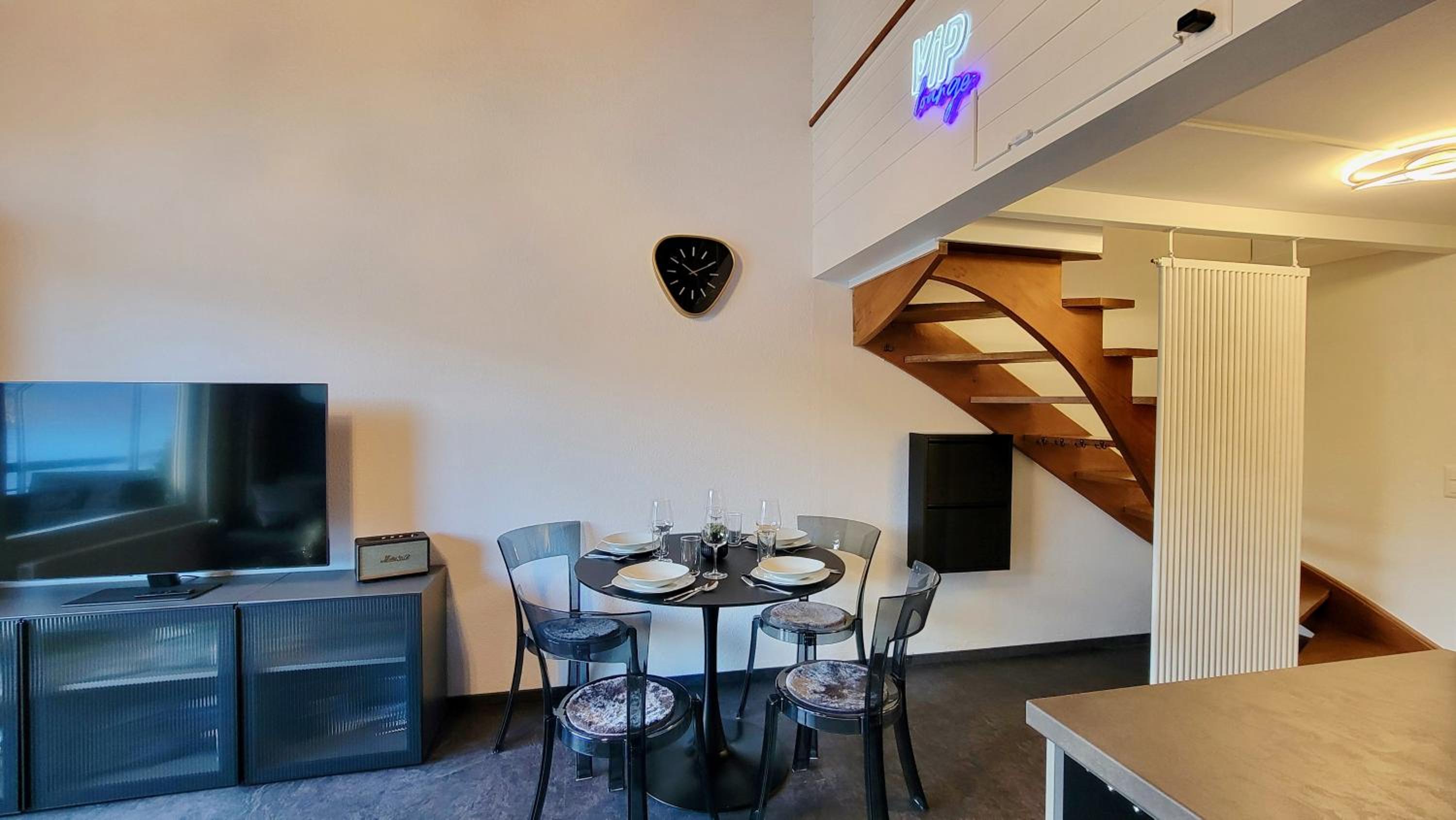 Lakeview Loft*Lake/Ferry access* Central