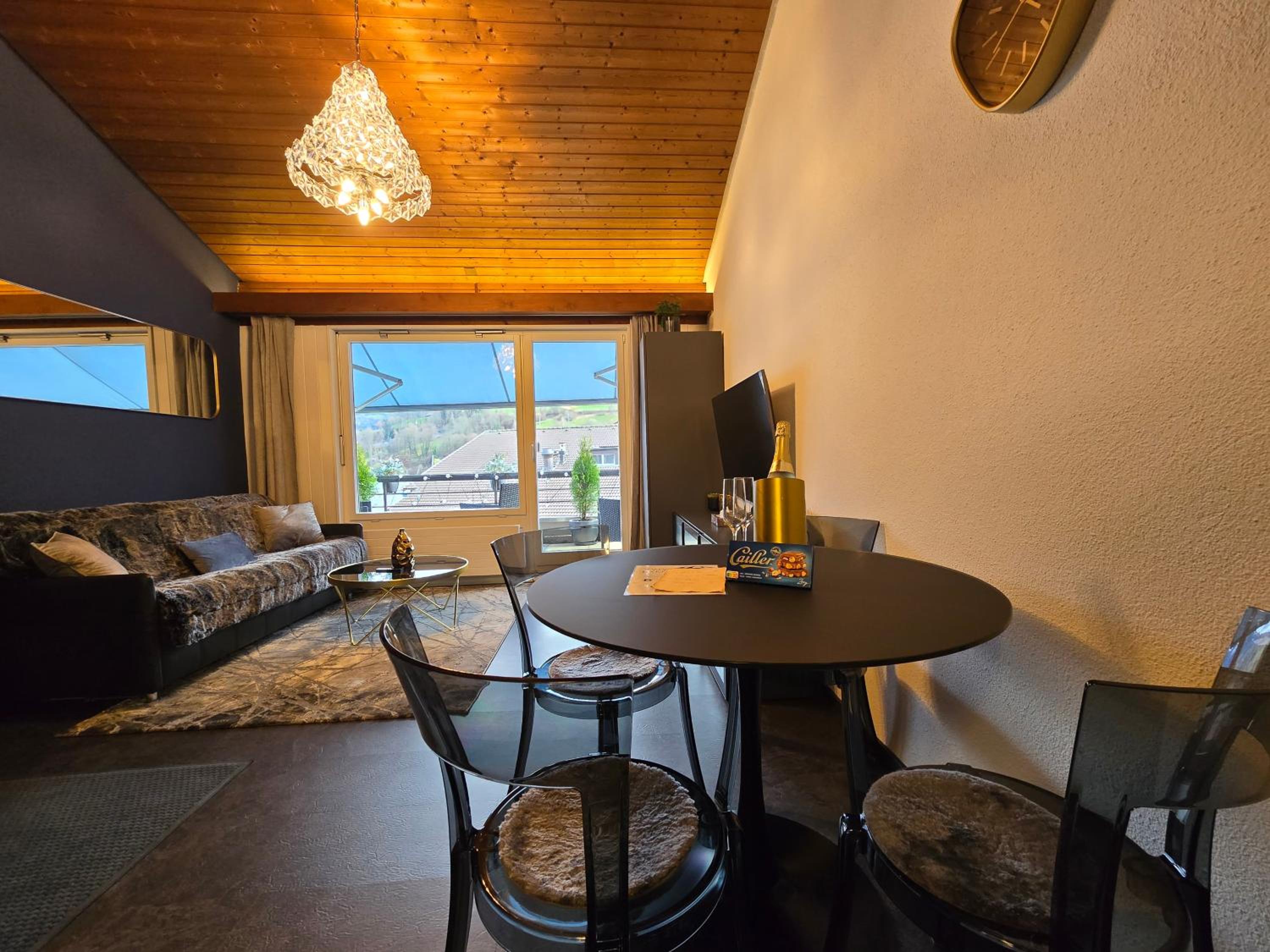 Lakeview Loft*Lake/Ferry access* Central