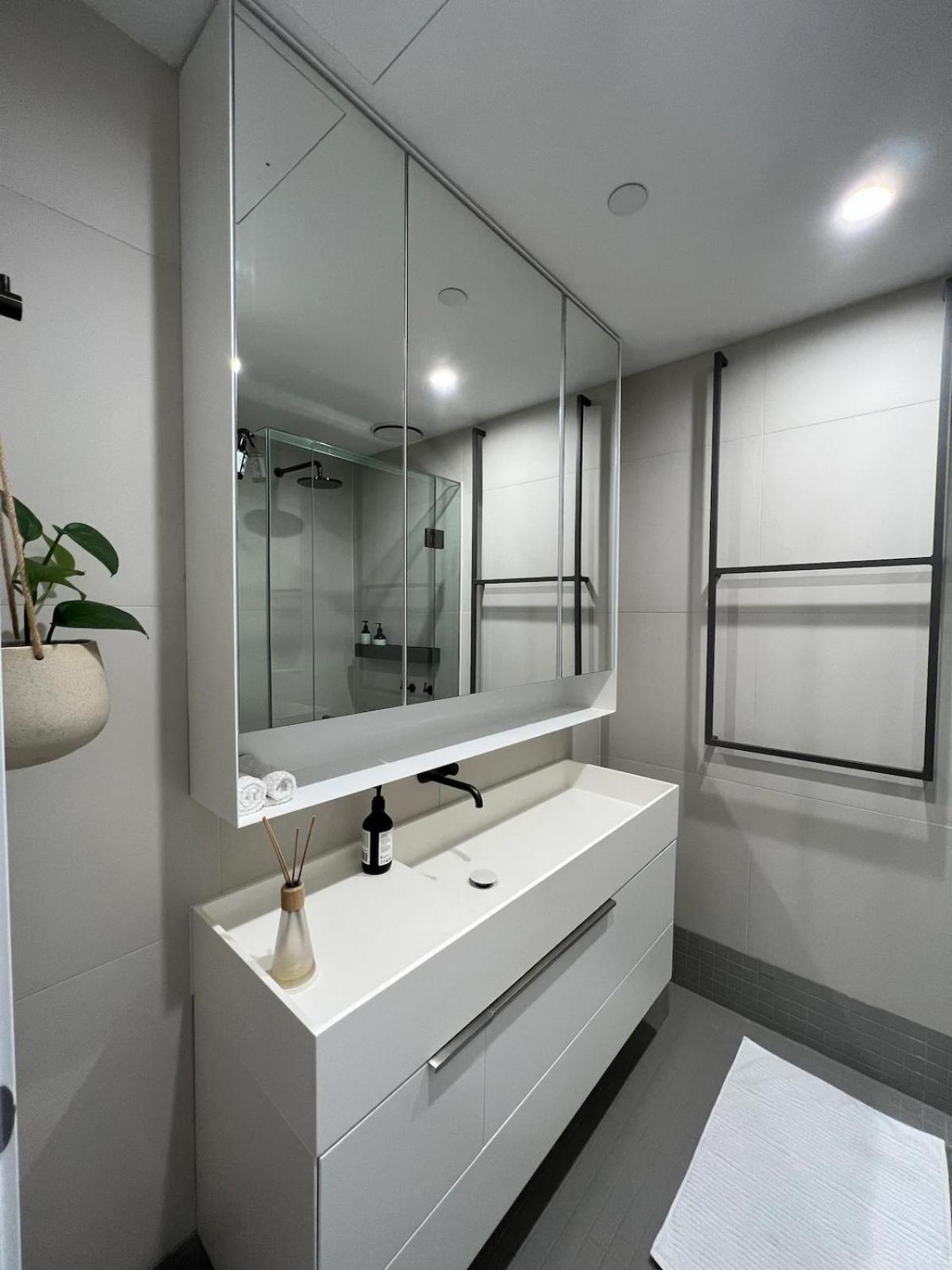 Centrally Located Modern Loft w Free Parking, Infinity Pool, Workspace