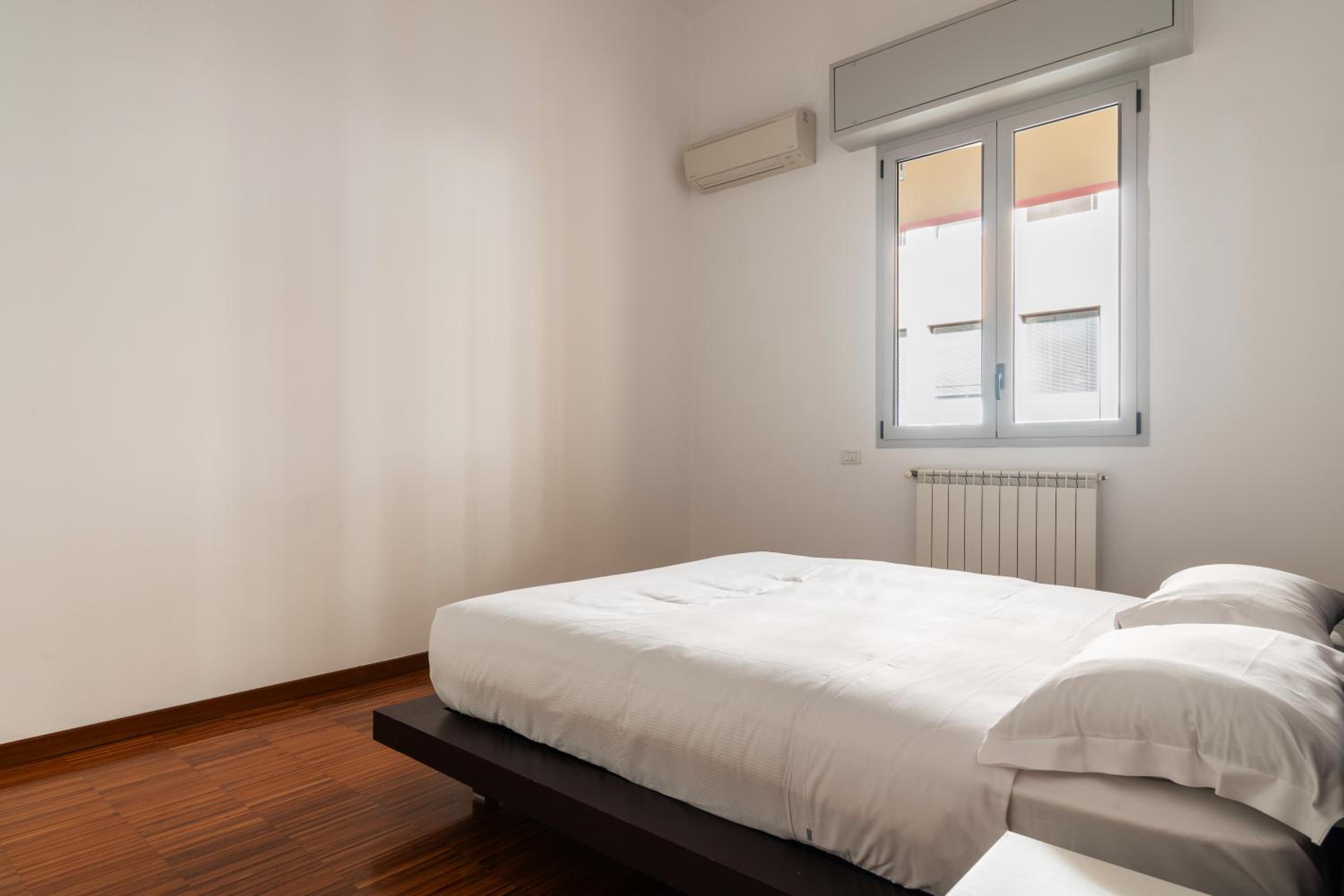 Modernità a Milano: Bilocale con Balcone