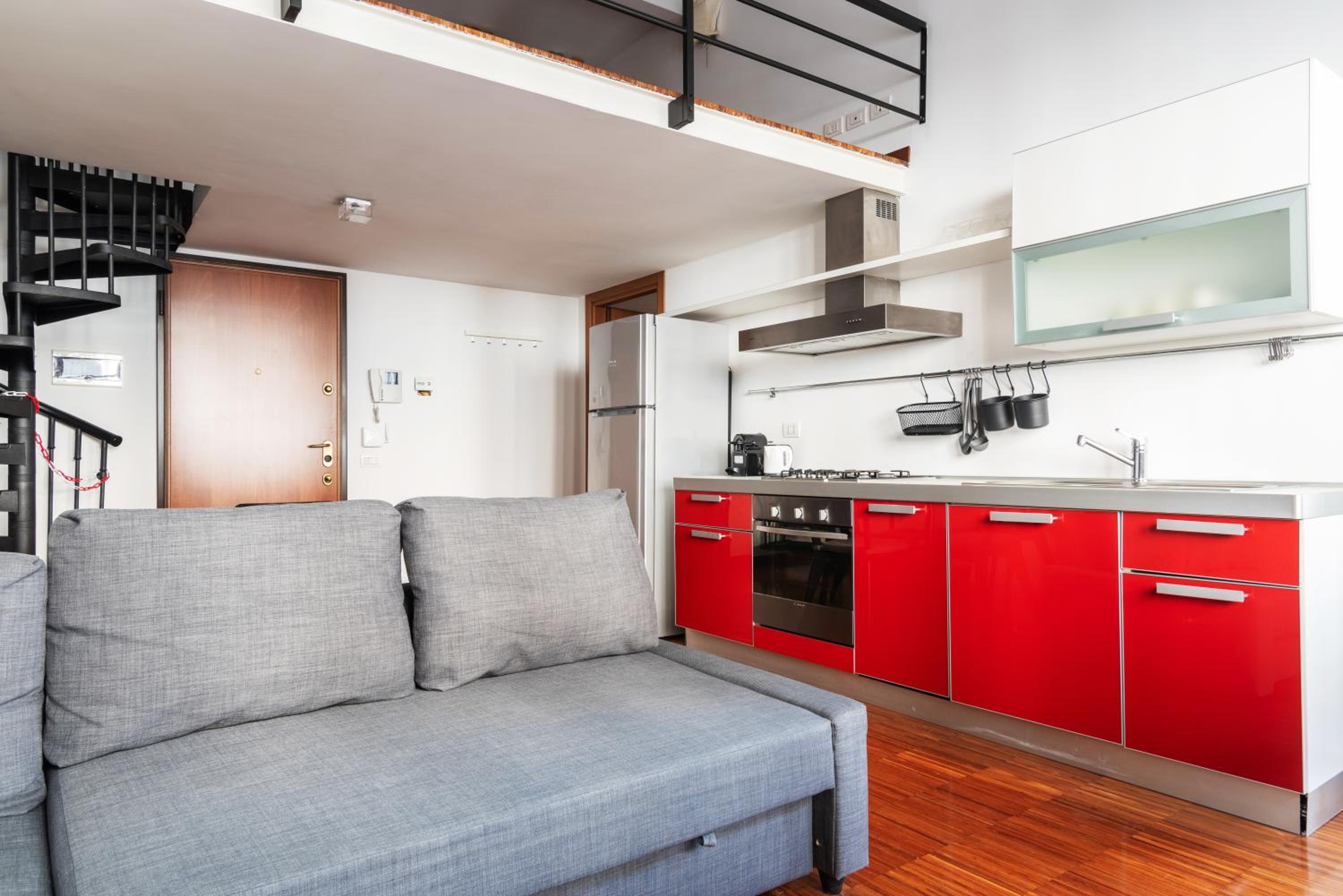 Modernità a Milano: Bilocale con Balcone