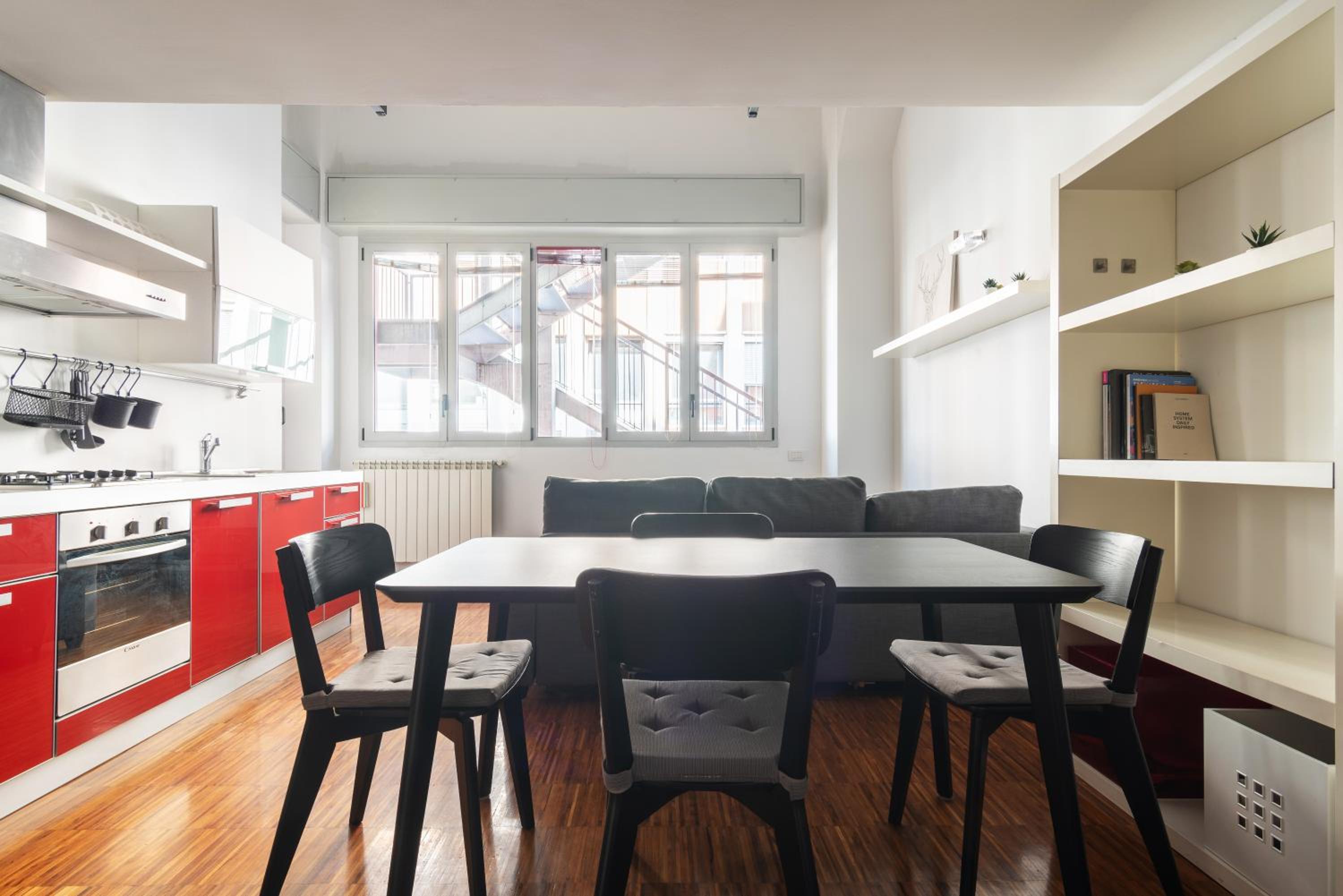 Modernità a Milano: Bilocale con Balcone