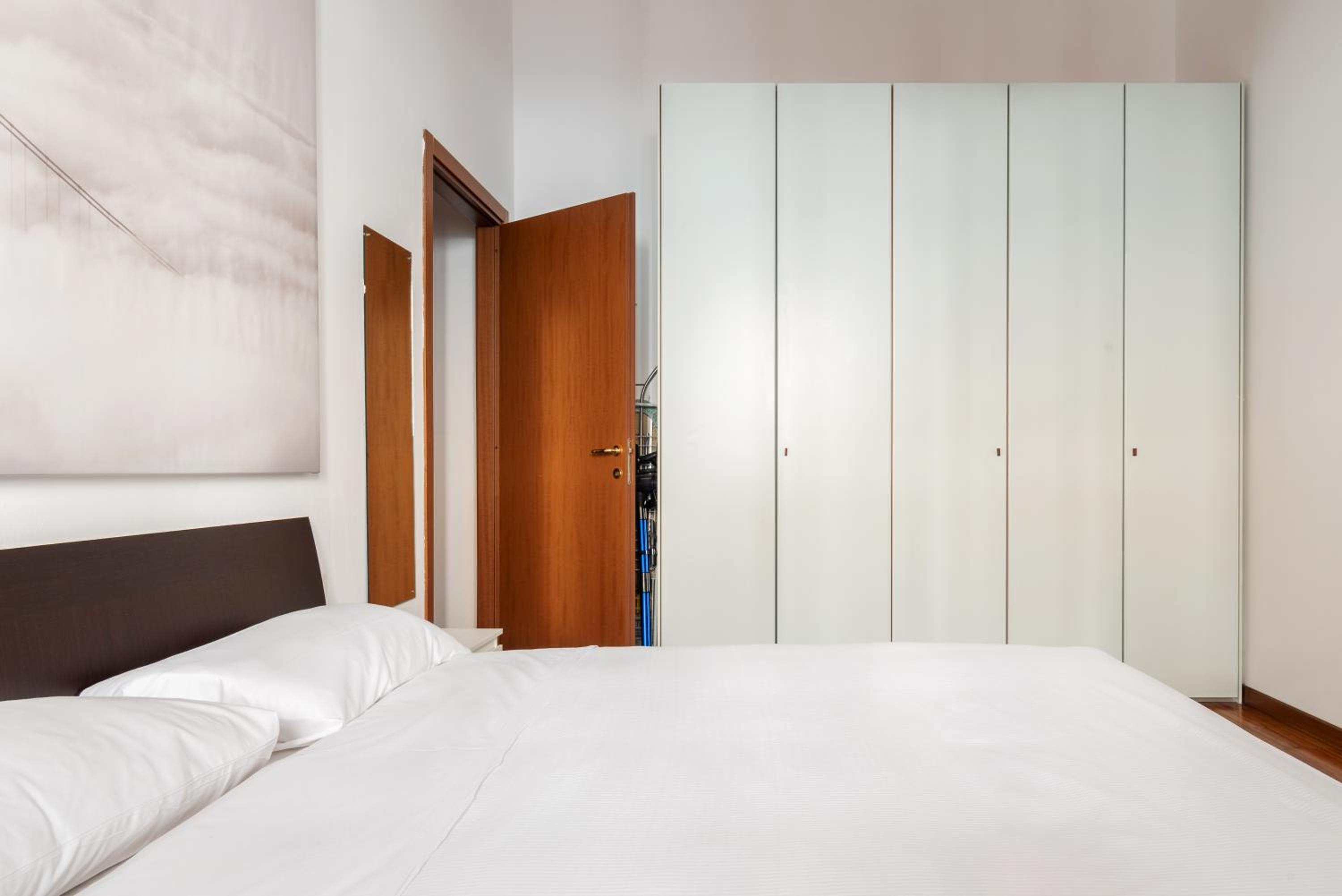 Modernità a Milano: Bilocale con Balcone