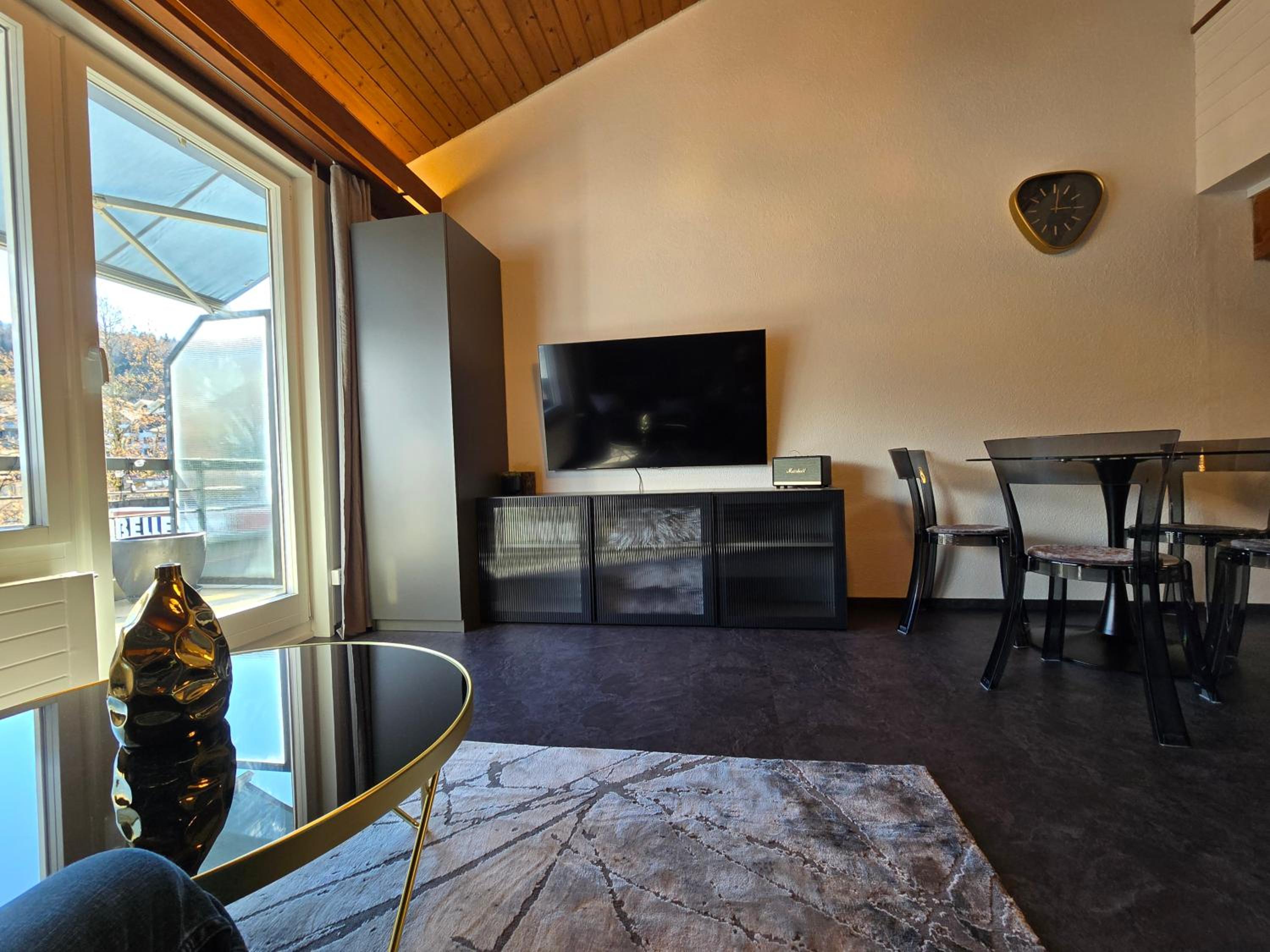 Lakeview Loft*Lake/Ferry access* Central