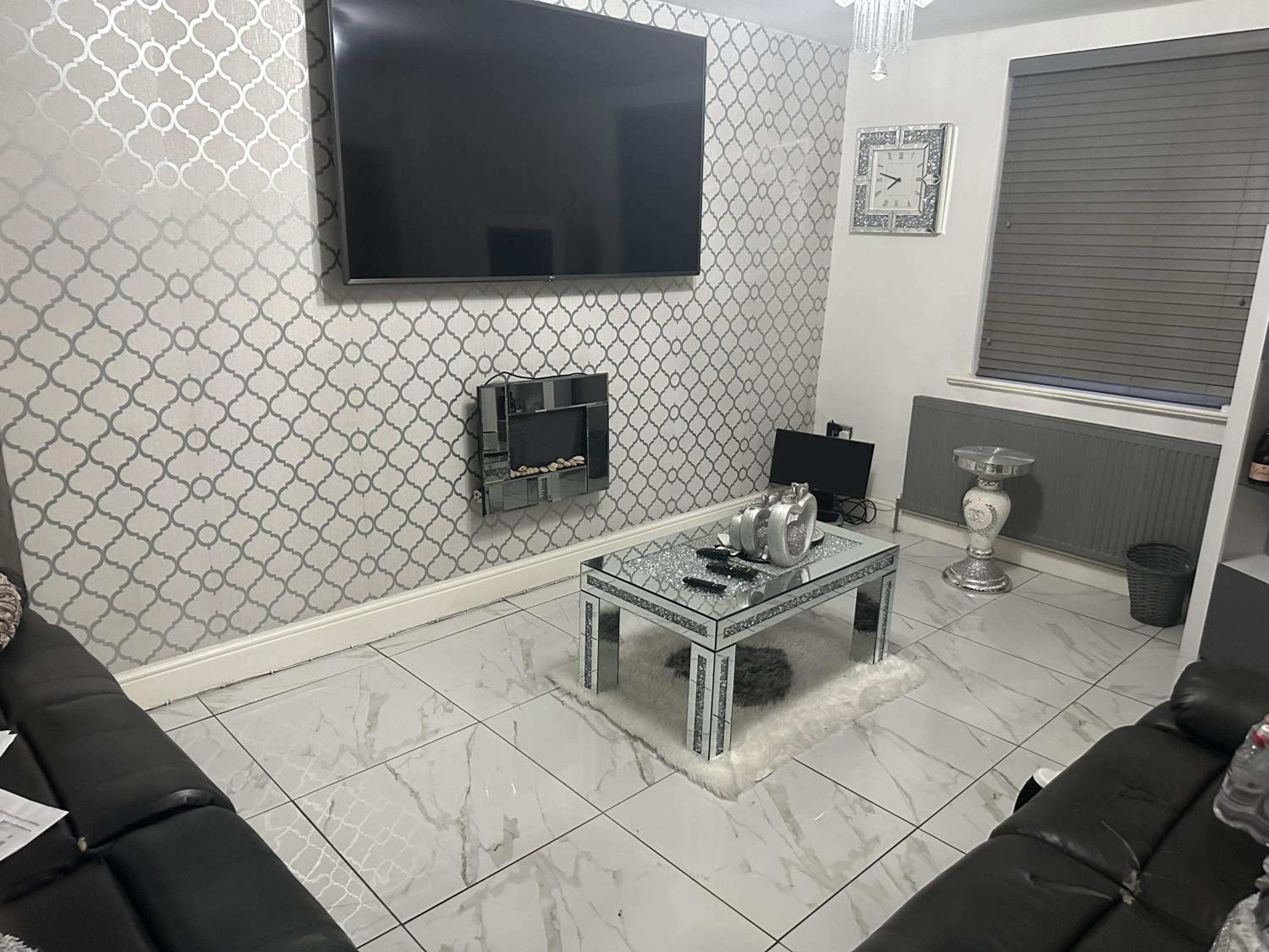 Beautiful 1-Bed House in Bradford view 5
