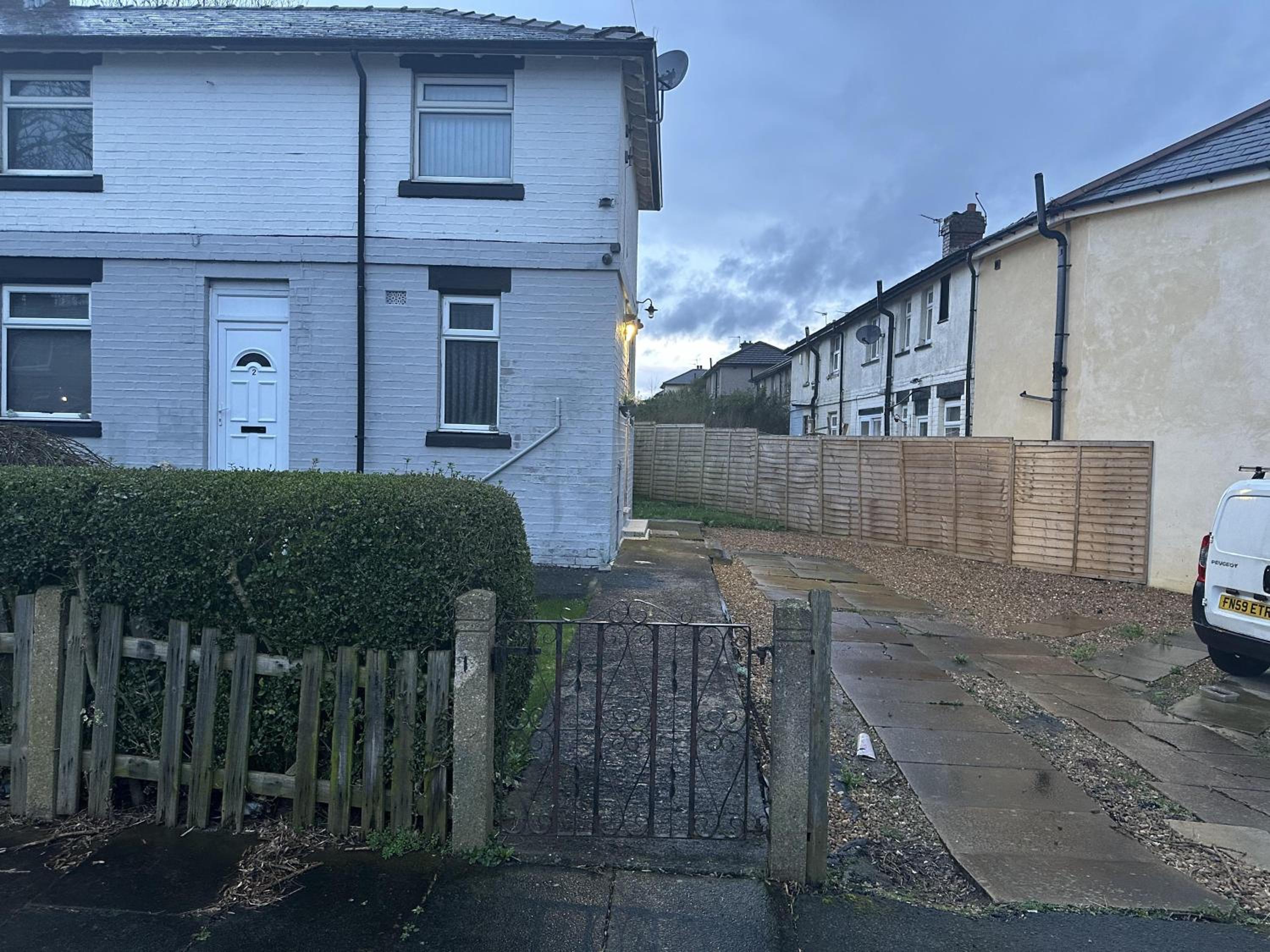 Beautiful 1-Bed House in Bradford view 2