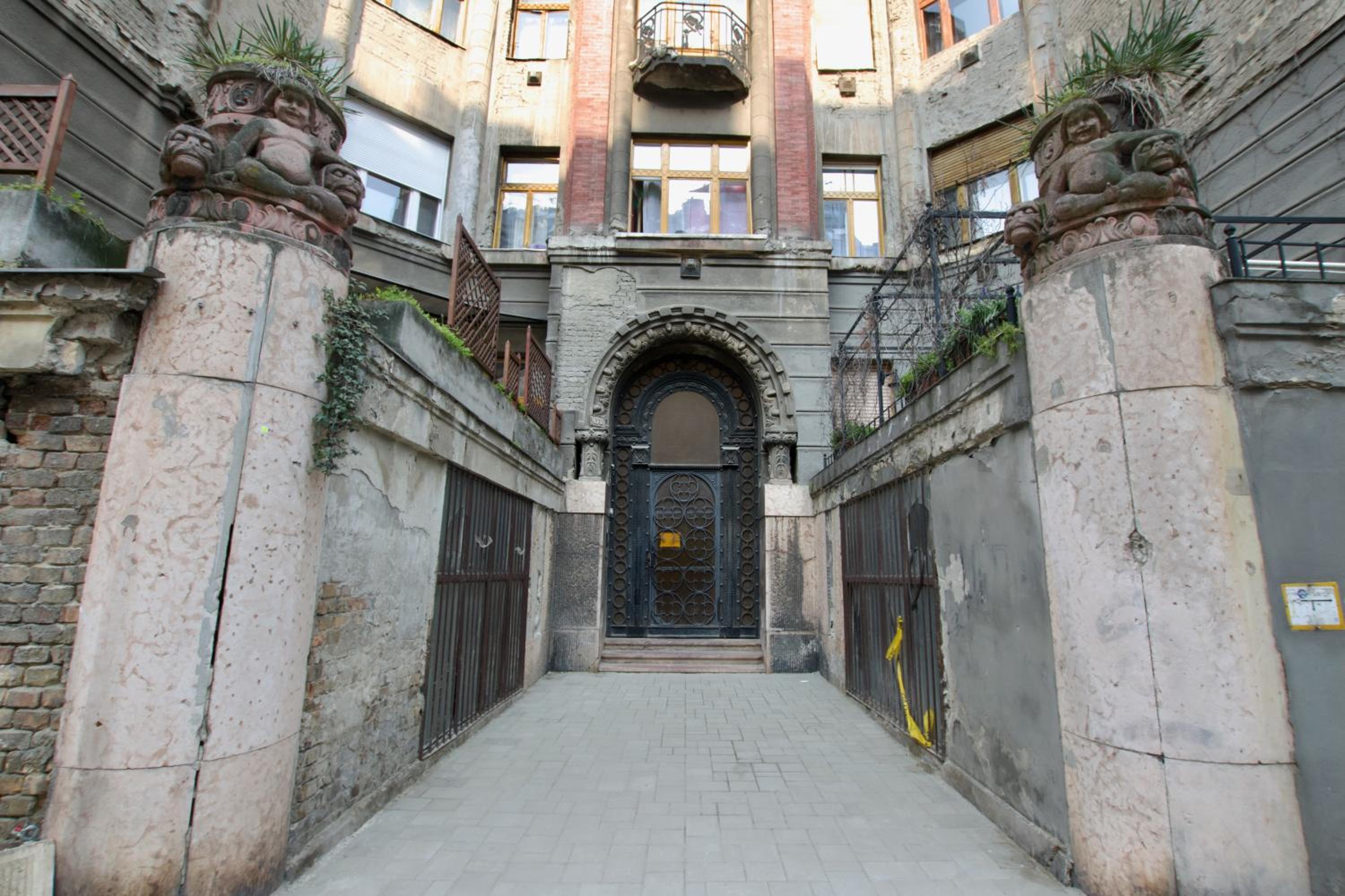 Standard Apartment by Hi5- Csengery street view 4