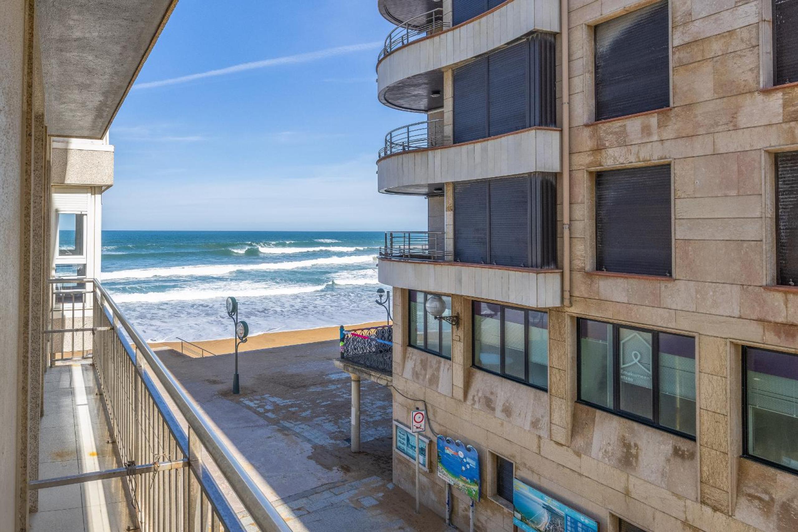 Bañeru 3-3, 1ª línea de playa con parking - Zarautz by Egona view 3