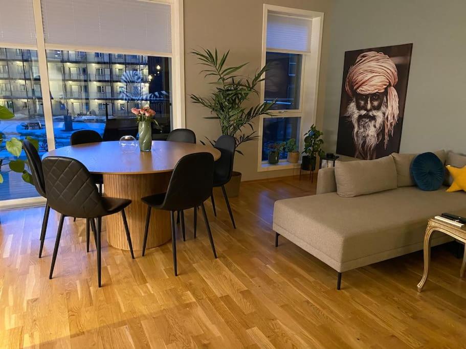 Strøken leilighet inkl parkeringskjeller.