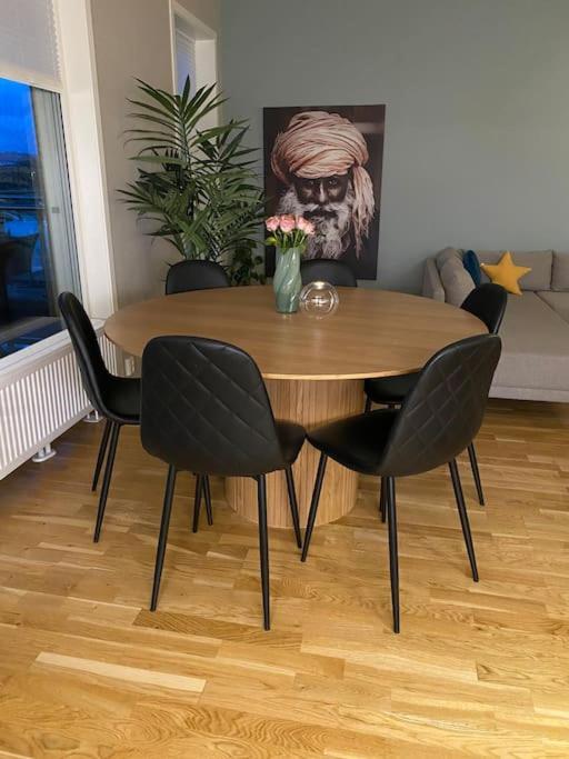 Strøken leilighet inkl parkeringskjeller.