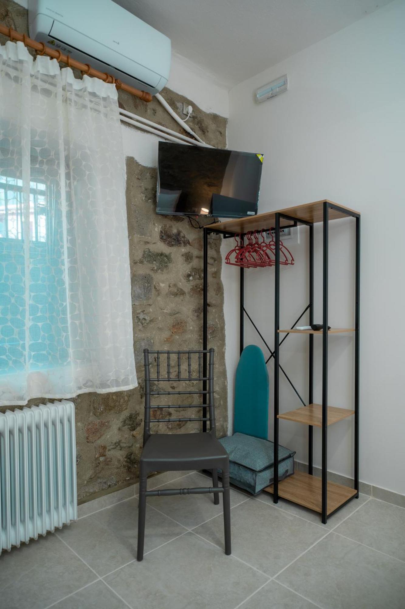 Akratos House