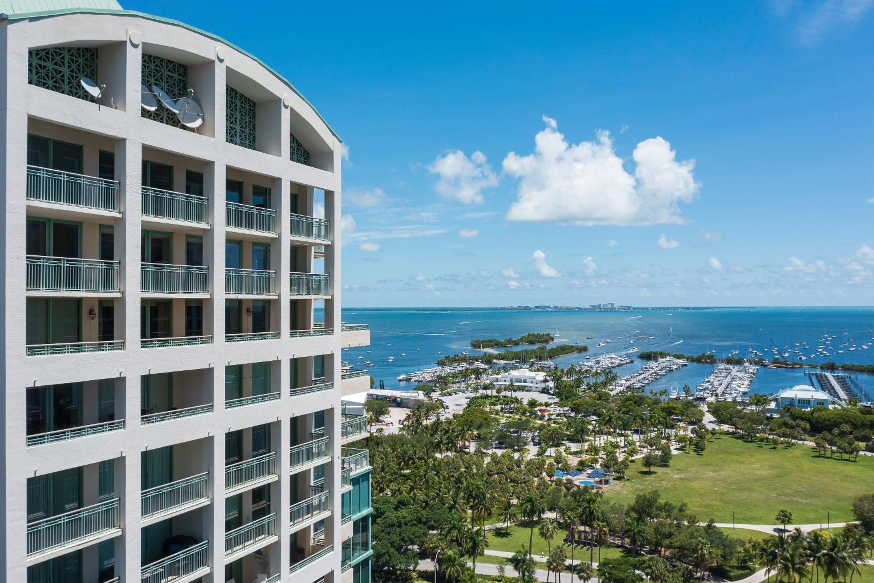 Ritz Carlton Coconut Grove Luxury 2 BR Apt apts