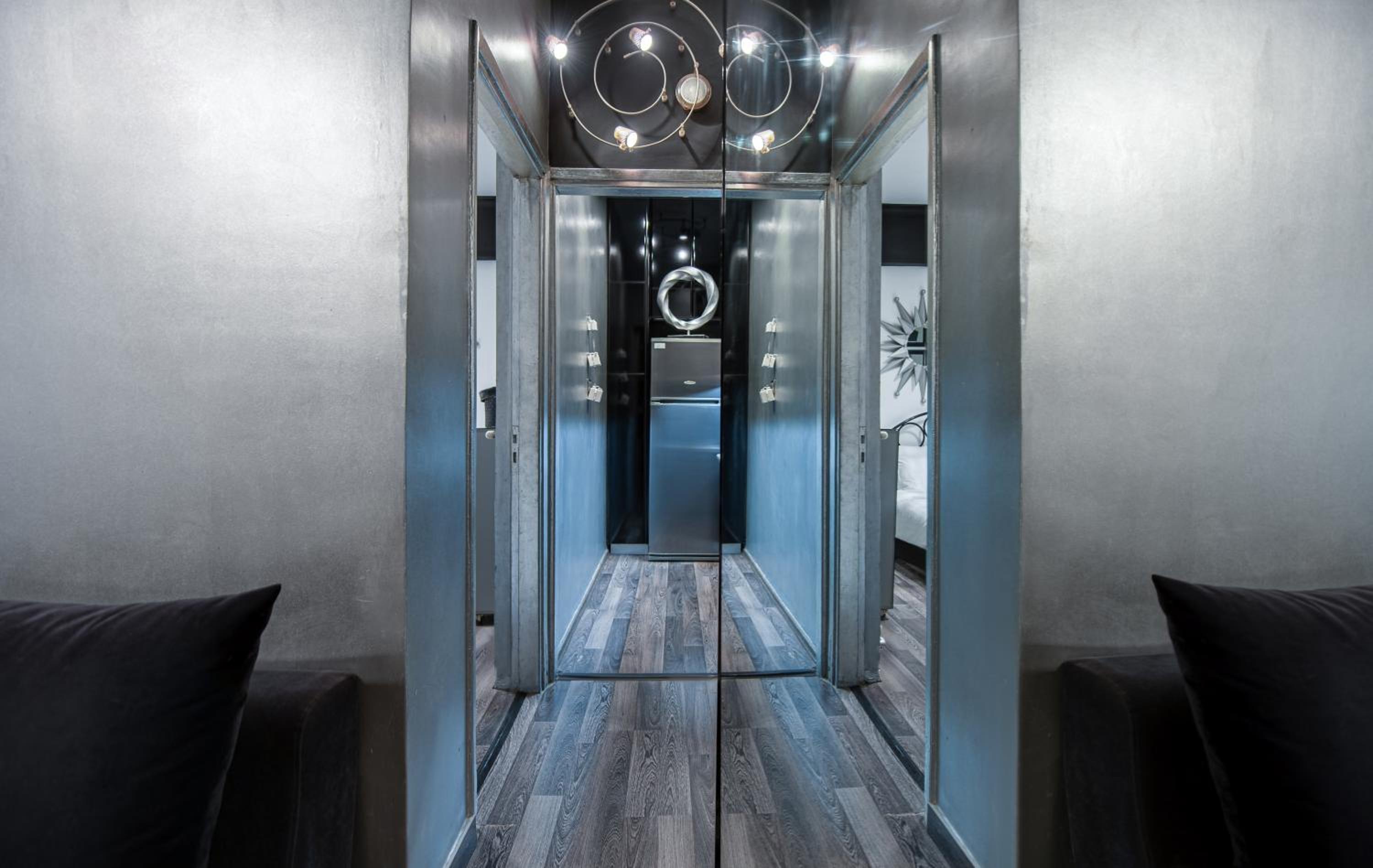 the Disco Black House photo 2