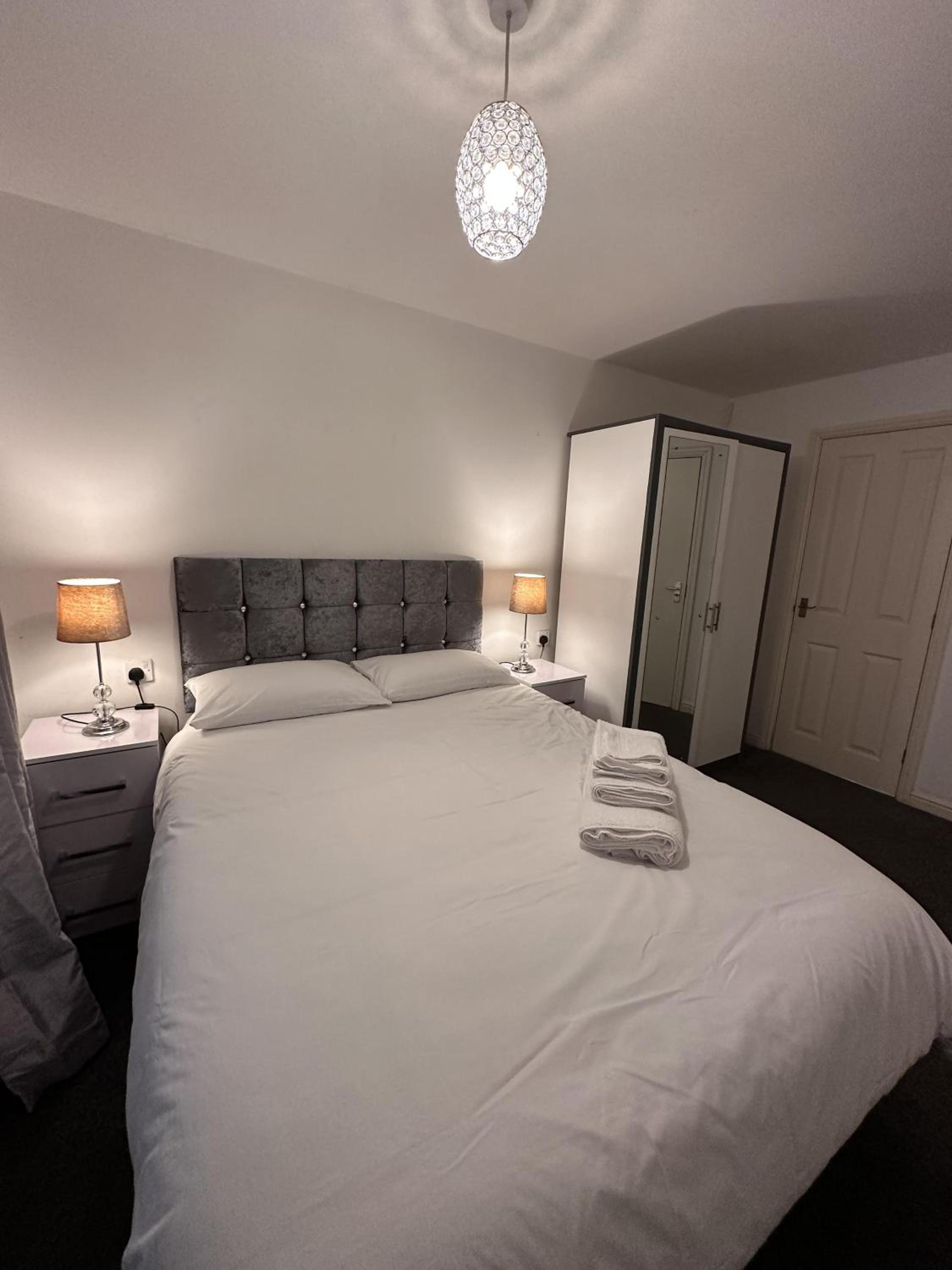 Captivating 2-Bed Apartment in West Bromwich view 3