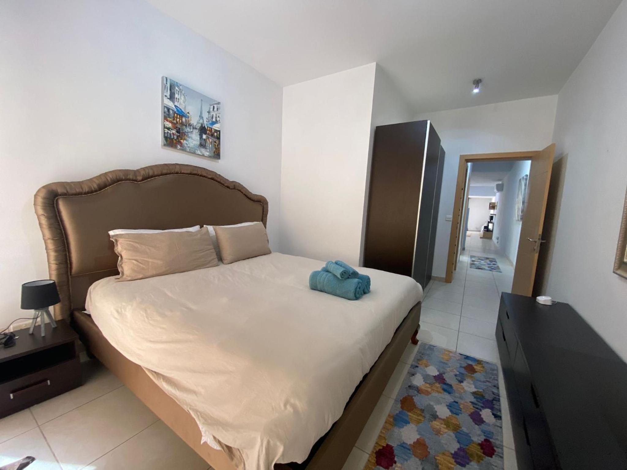 Sliema 2bed with Backyard view 4