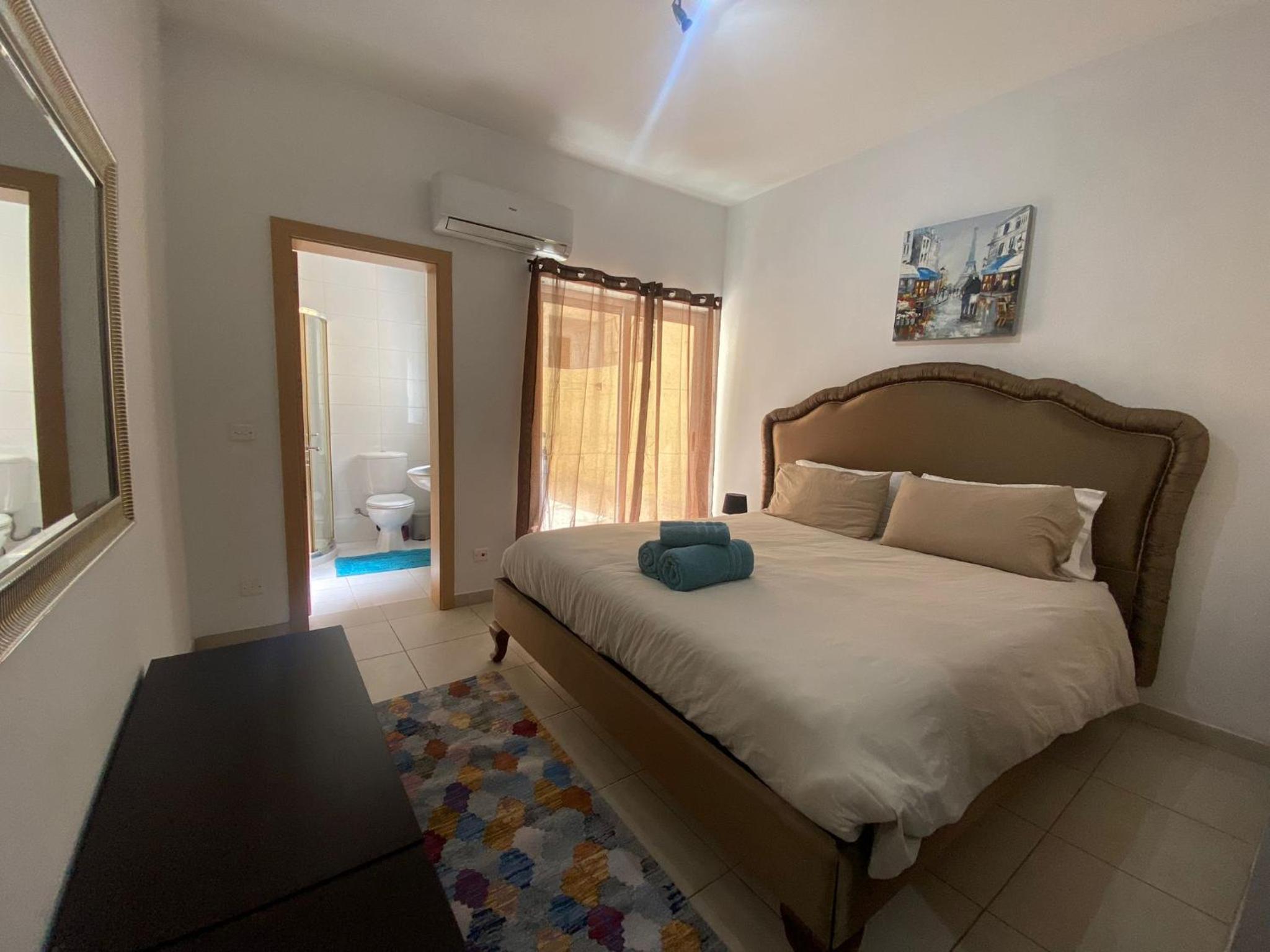 Sliema 2bed with Backyard view 5