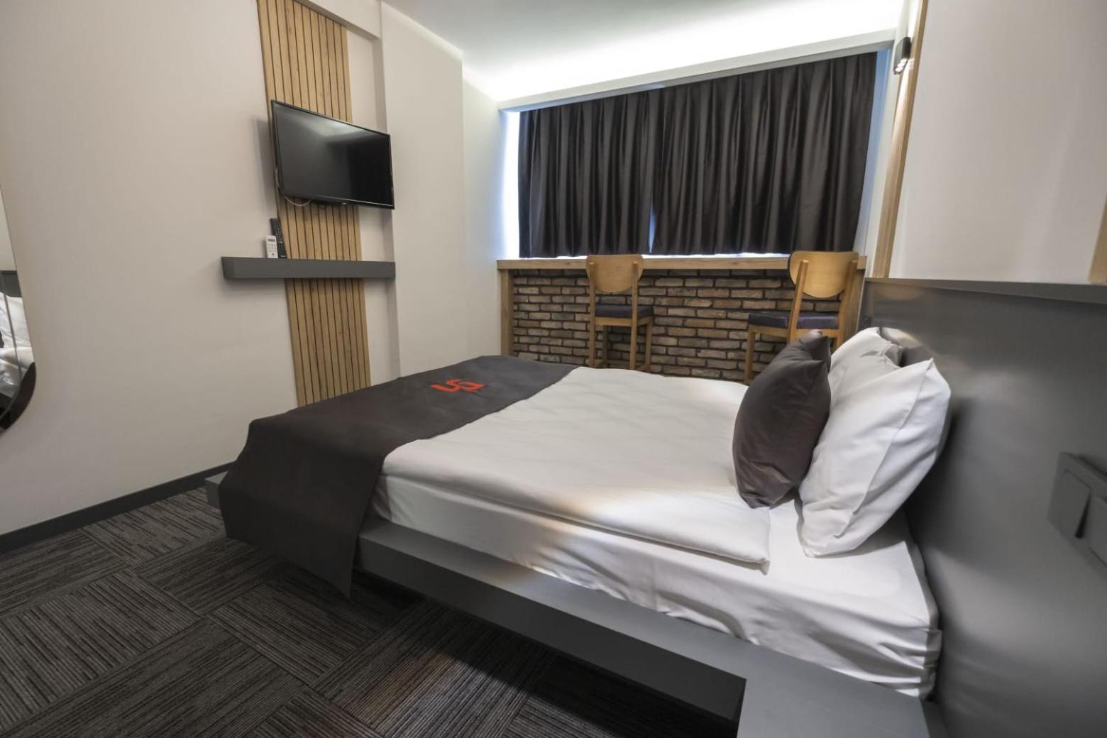 DEWY HOTEL - Image 6
