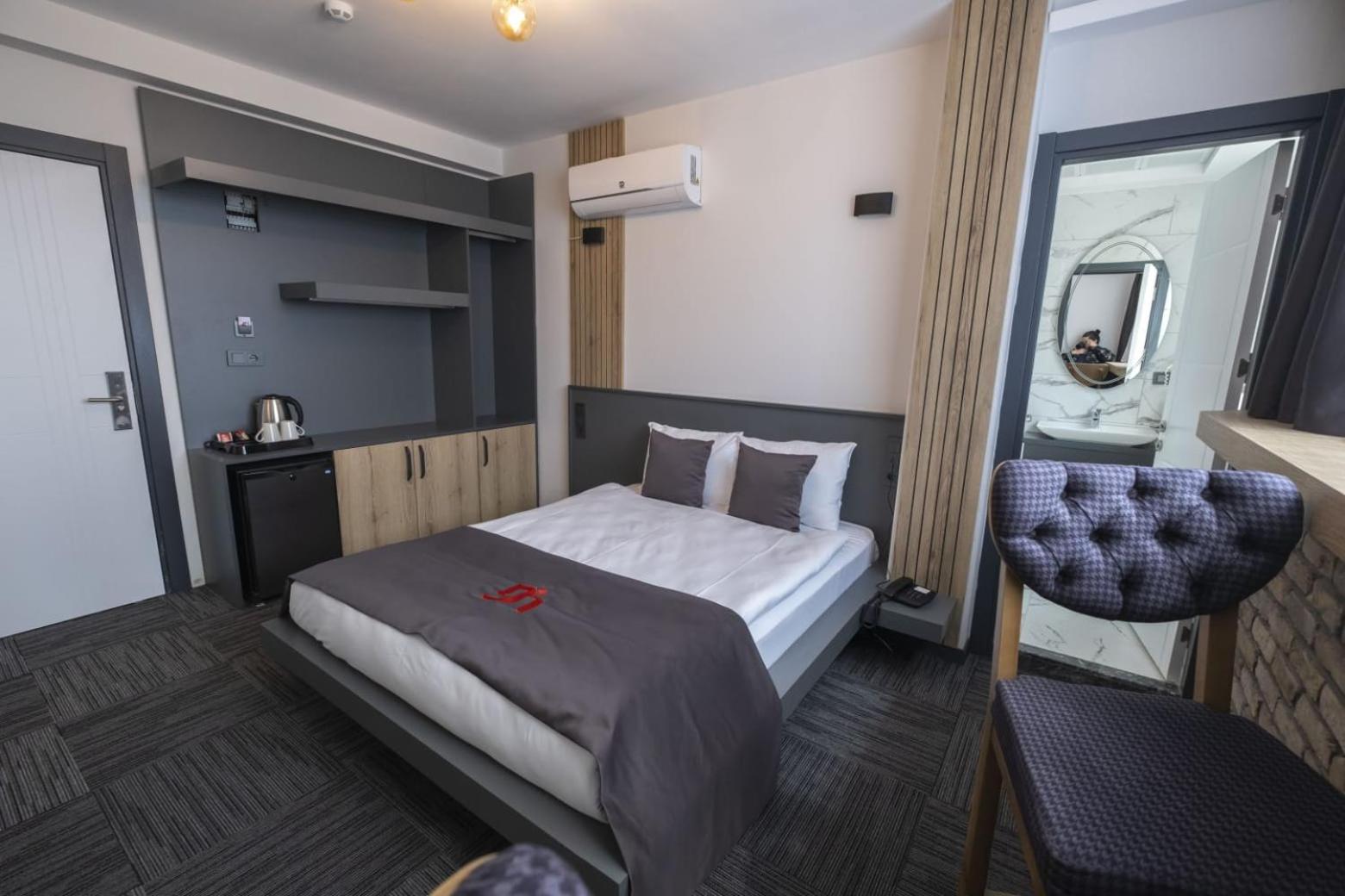 DEWY HOTEL - Image 7