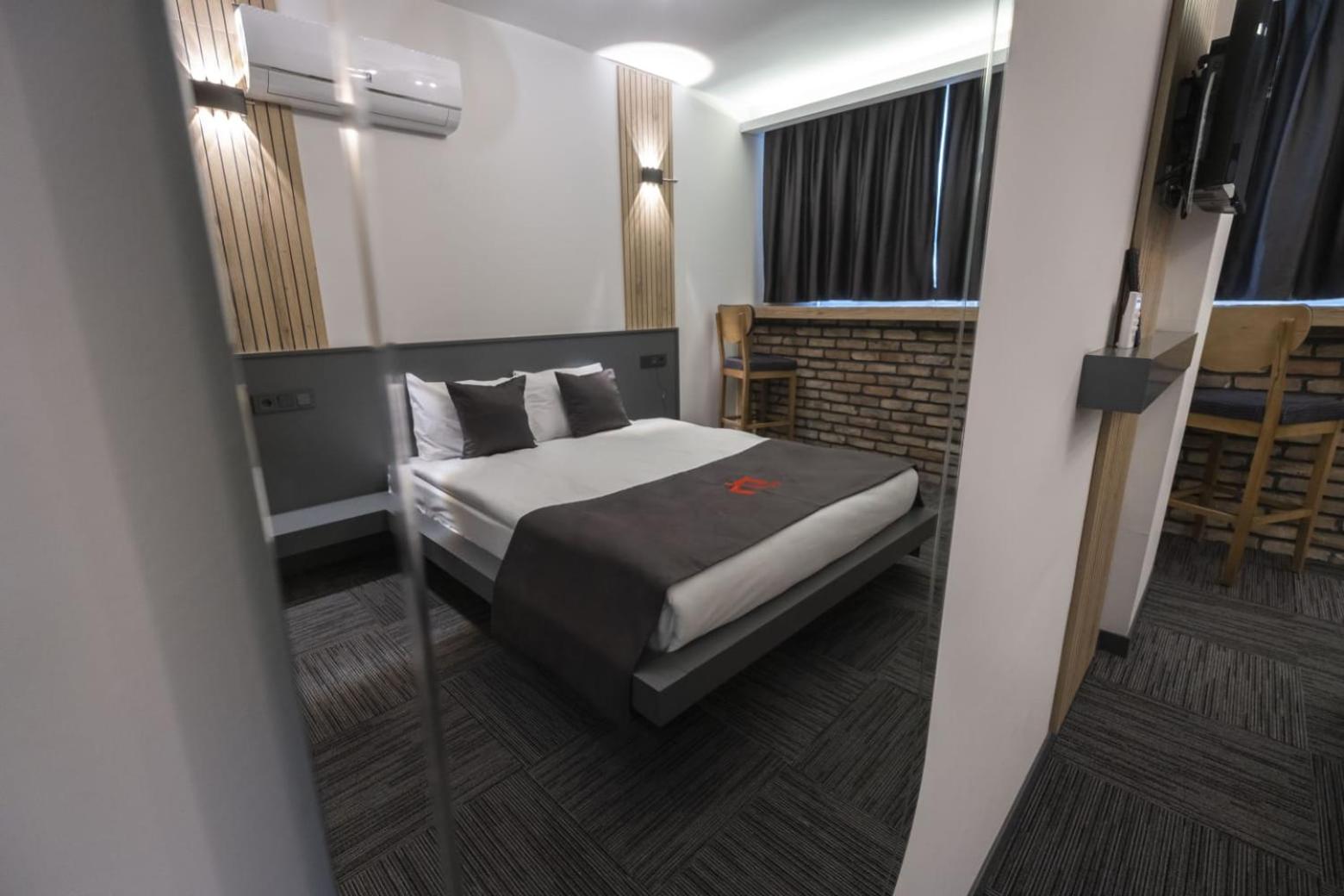 DEWY HOTEL - Image 9