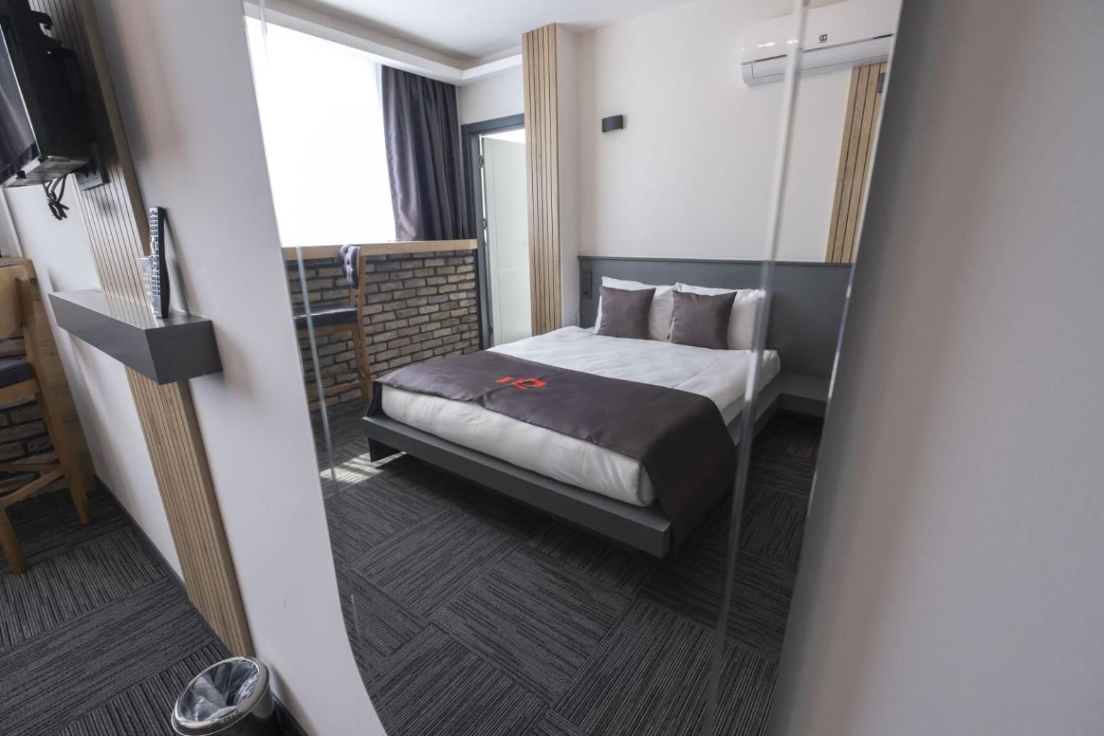 DEWY HOTEL - Image 10