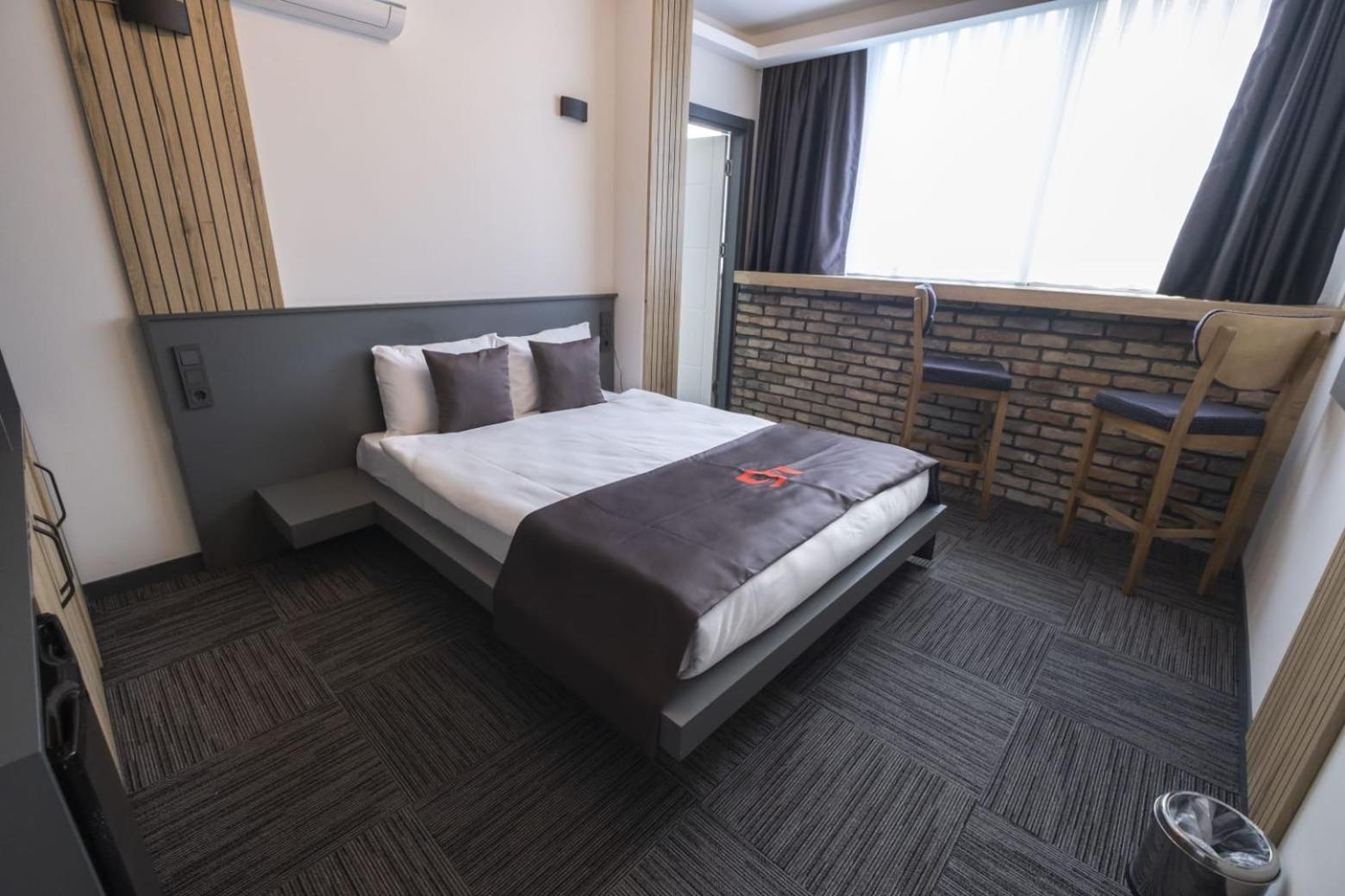 DEWY HOTEL - Image 11