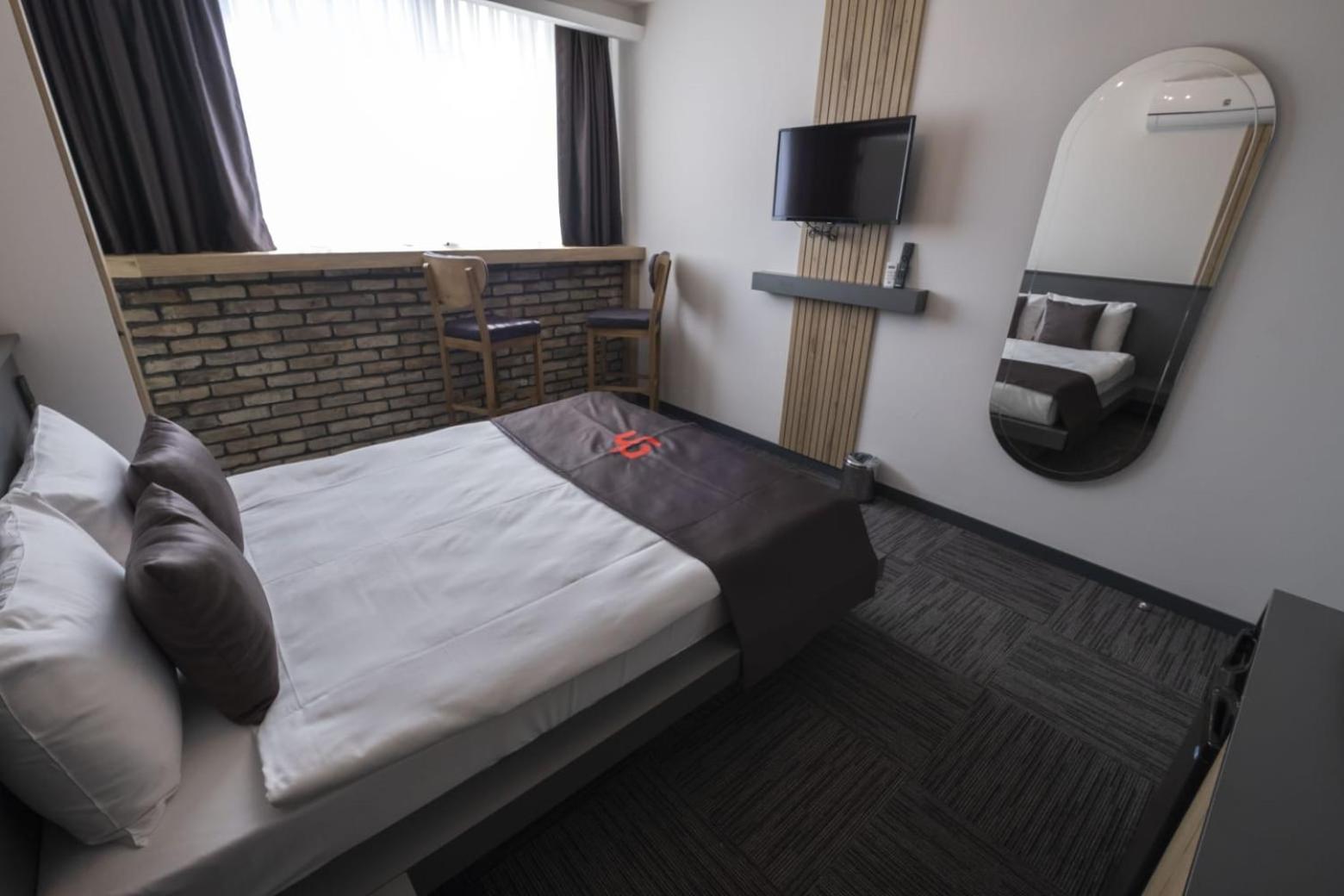 DEWY HOTEL - Image 22