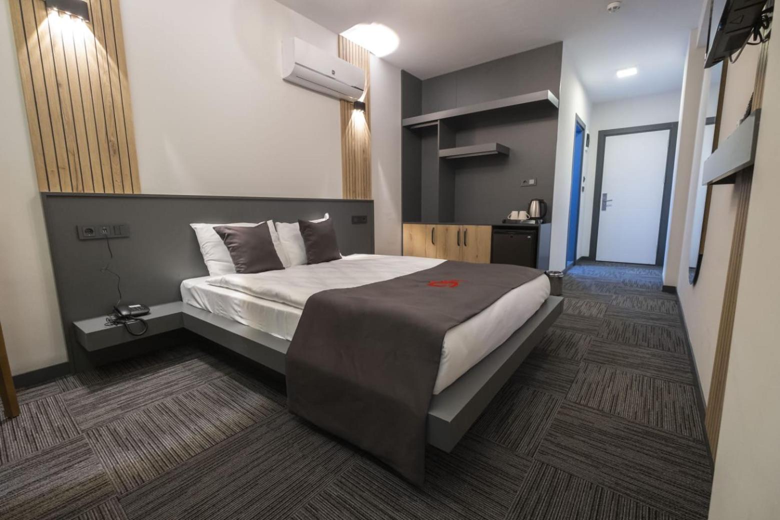 DEWY HOTEL - Image 5