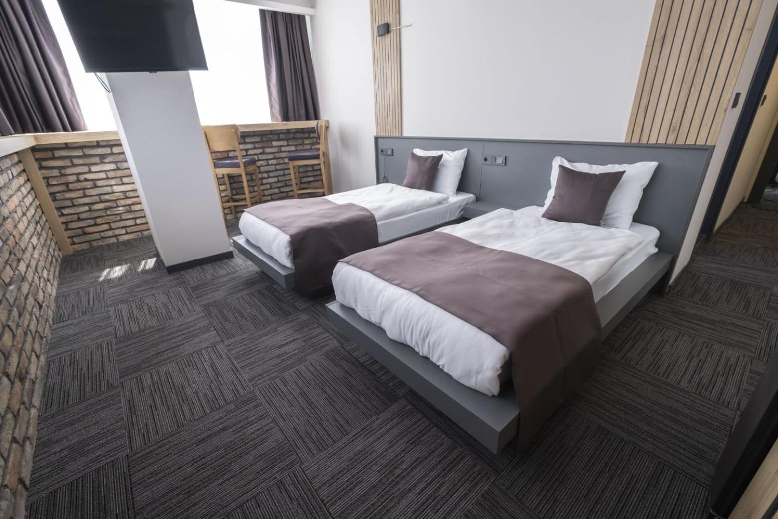 DEWY HOTEL - Image 15