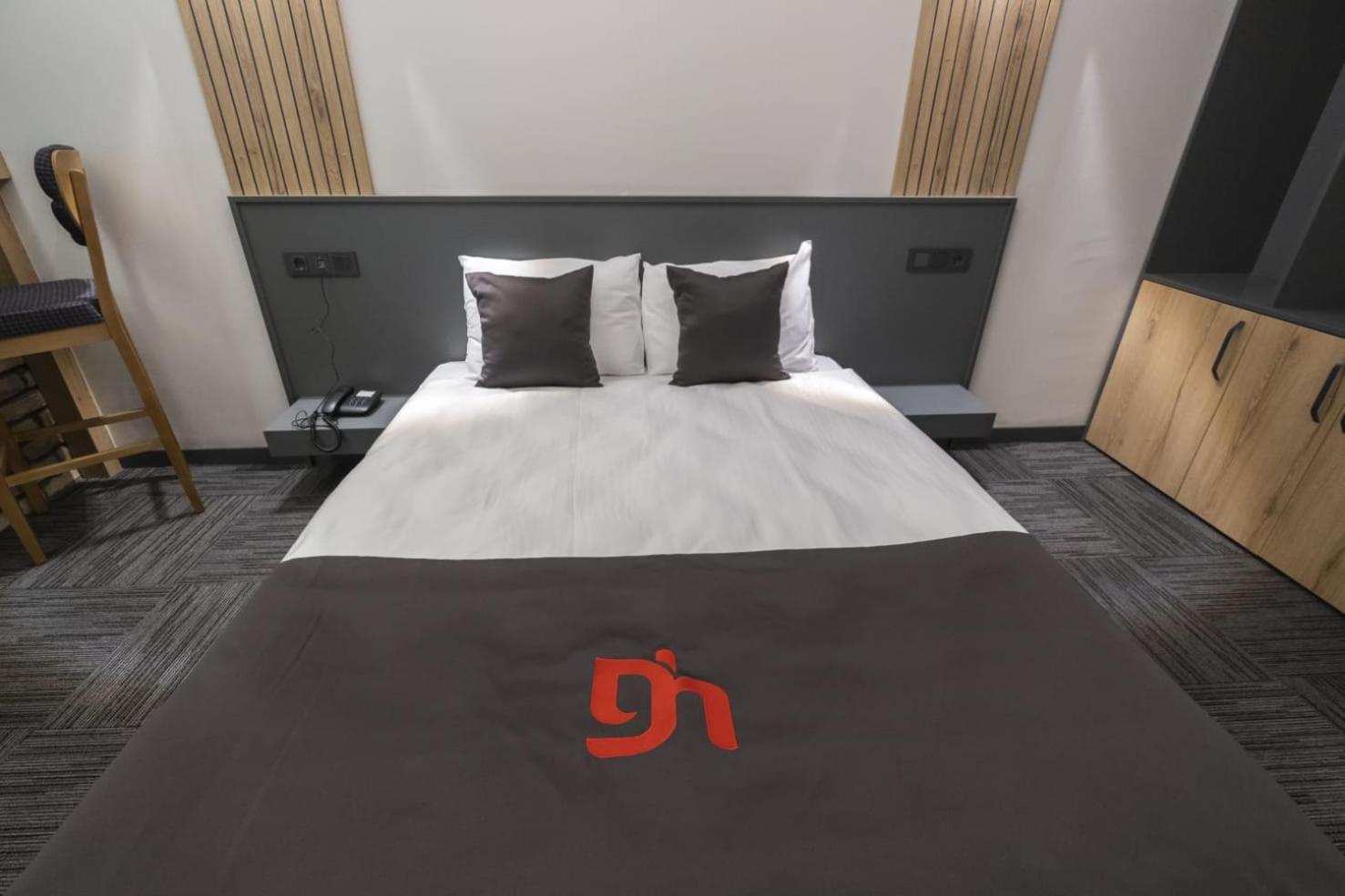 DEWY HOTEL - Image 12