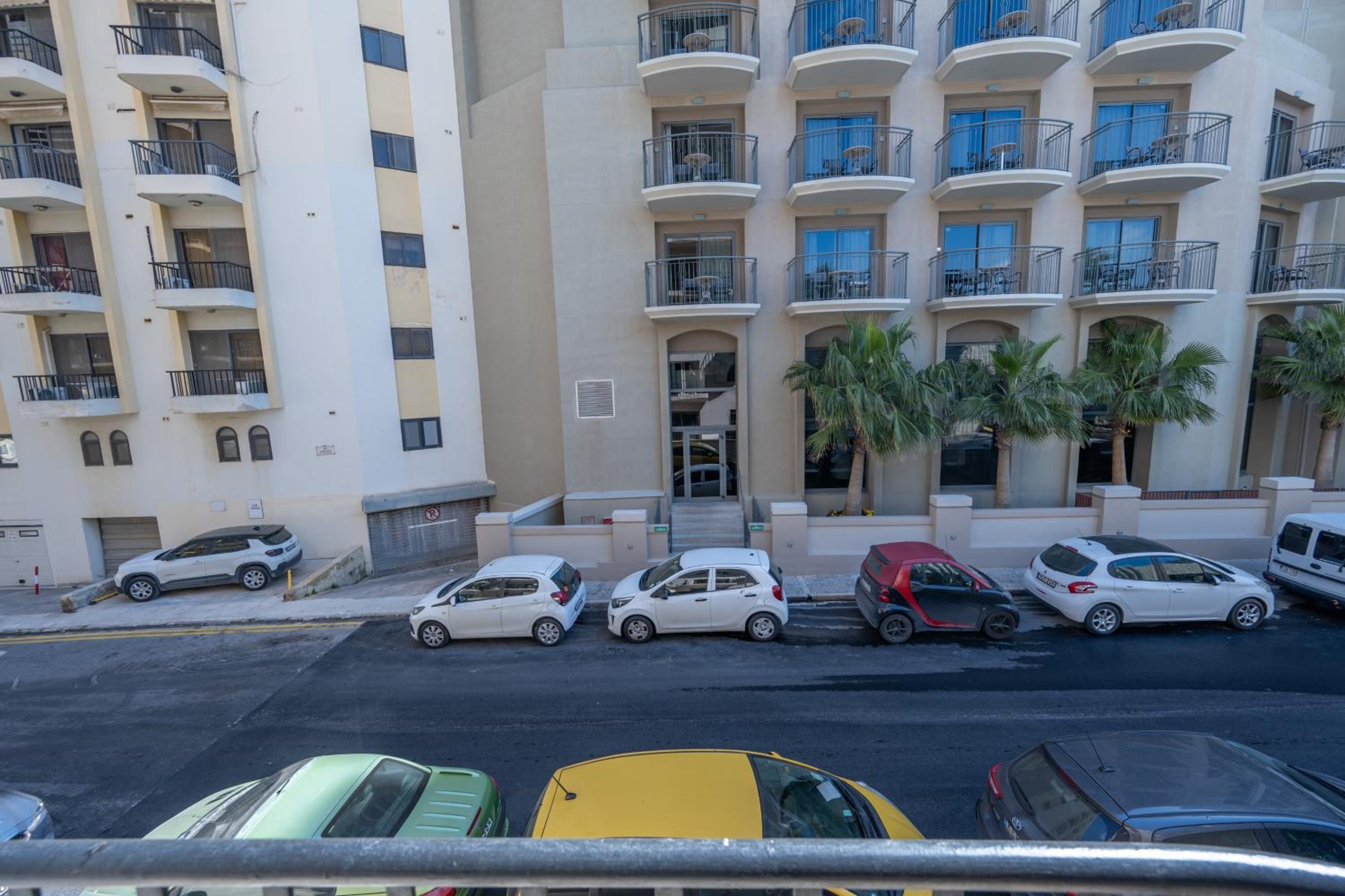 Spacious 3 bedroom Apartment in the Heart of St Julians photo 3