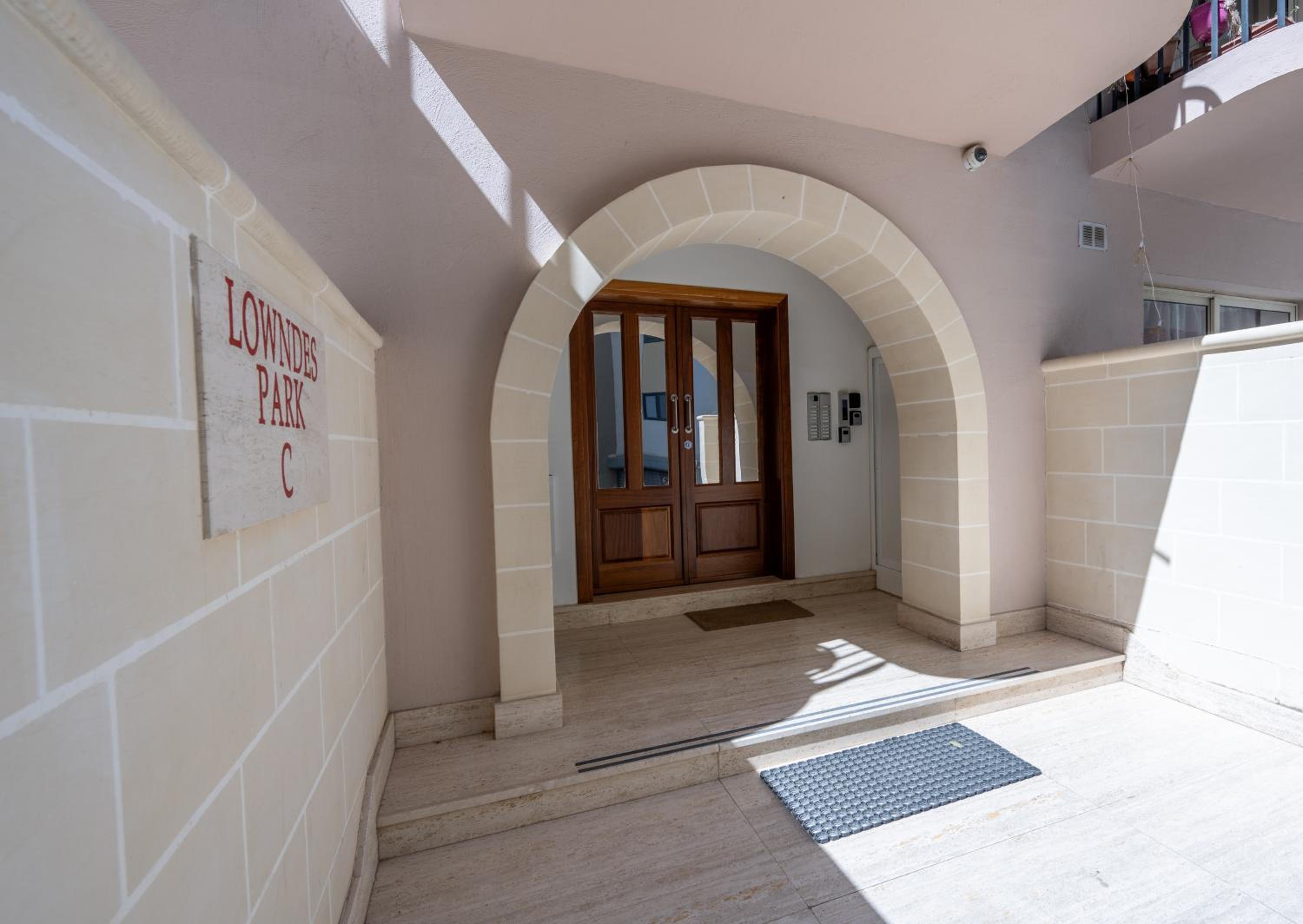 Spacious 3 bedroom Apartment in the Heart of St Julians photo 2