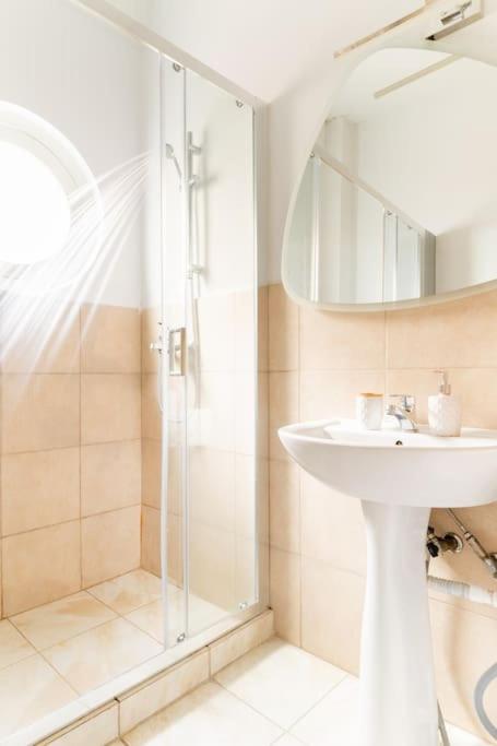 3BDR IDEAL CENTRAL ATHENIAN APT