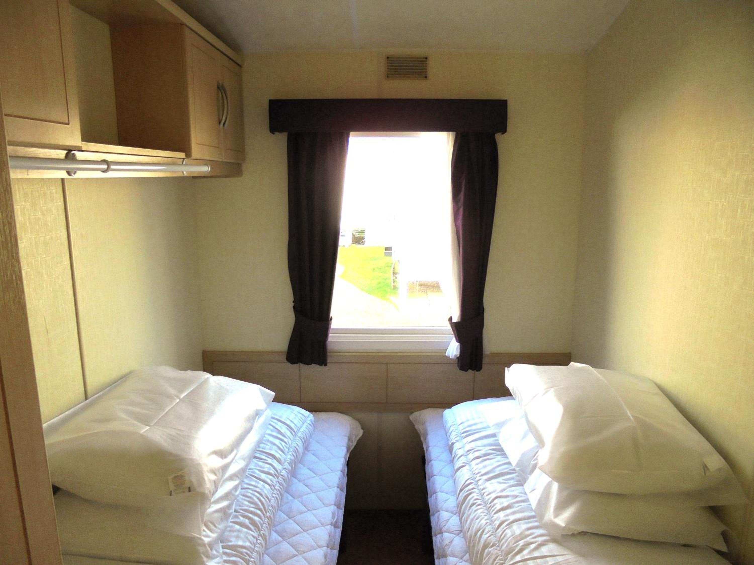 Sealands Everglade II:- 6 Berth, Central Heated Access to the beach view 5