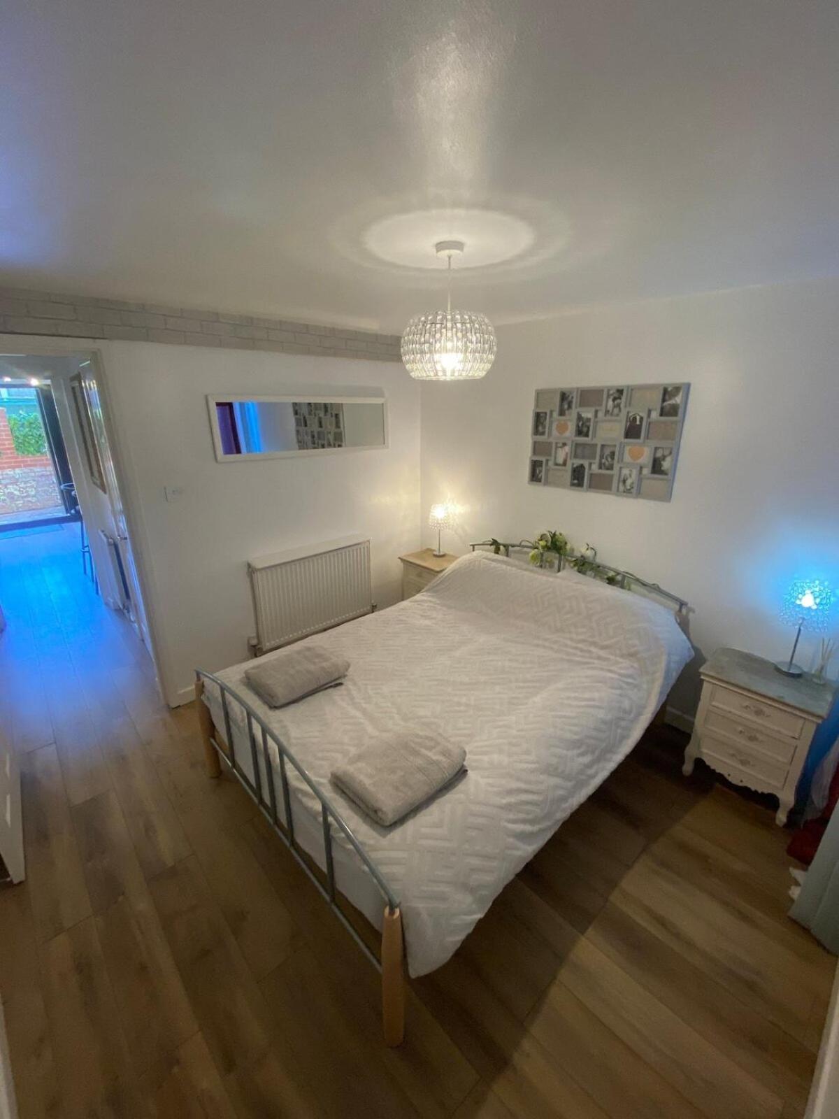 The Chapel - Worcester City - FREE Parking, WI-FI, Toiletries - TVs in rooms - Stocked kitchen - Entire Apart - Self Check-In - Outside Space view 4