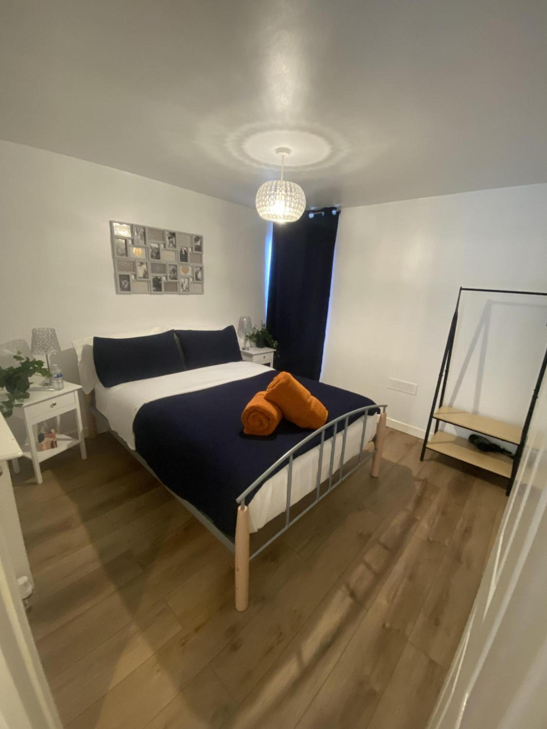 The Chapel - Worcester City - FREE Parking, WI-FI, Toiletries - TVs in rooms - Stocked kitchen - Entire Apart - Self Check-In - Outside Space view 2