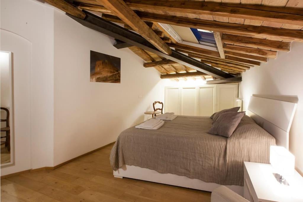 Penthouse Pantheon apartment with Terrace 2BR 2BA