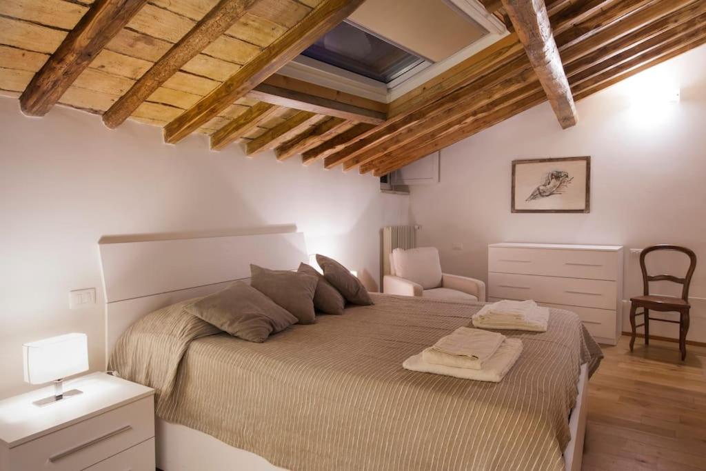 Penthouse Pantheon apartment with Terrace 2BR 2BA