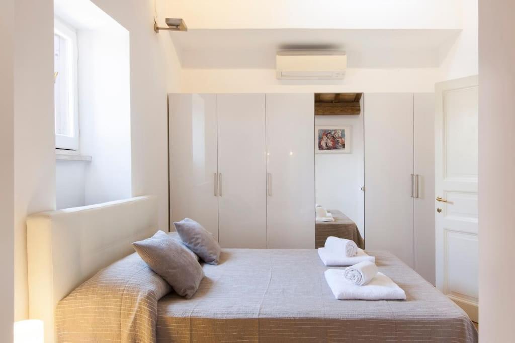 Penthouse Pantheon apartment with Terrace 2BR 2BA