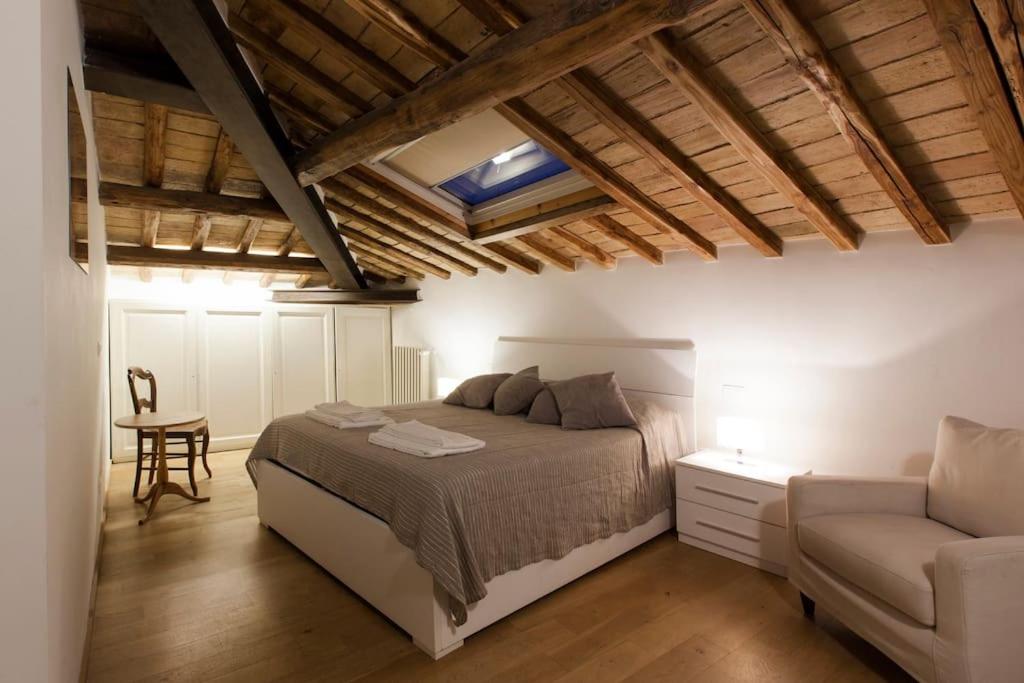 Penthouse Pantheon apartment with Terrace 2BR 2BA