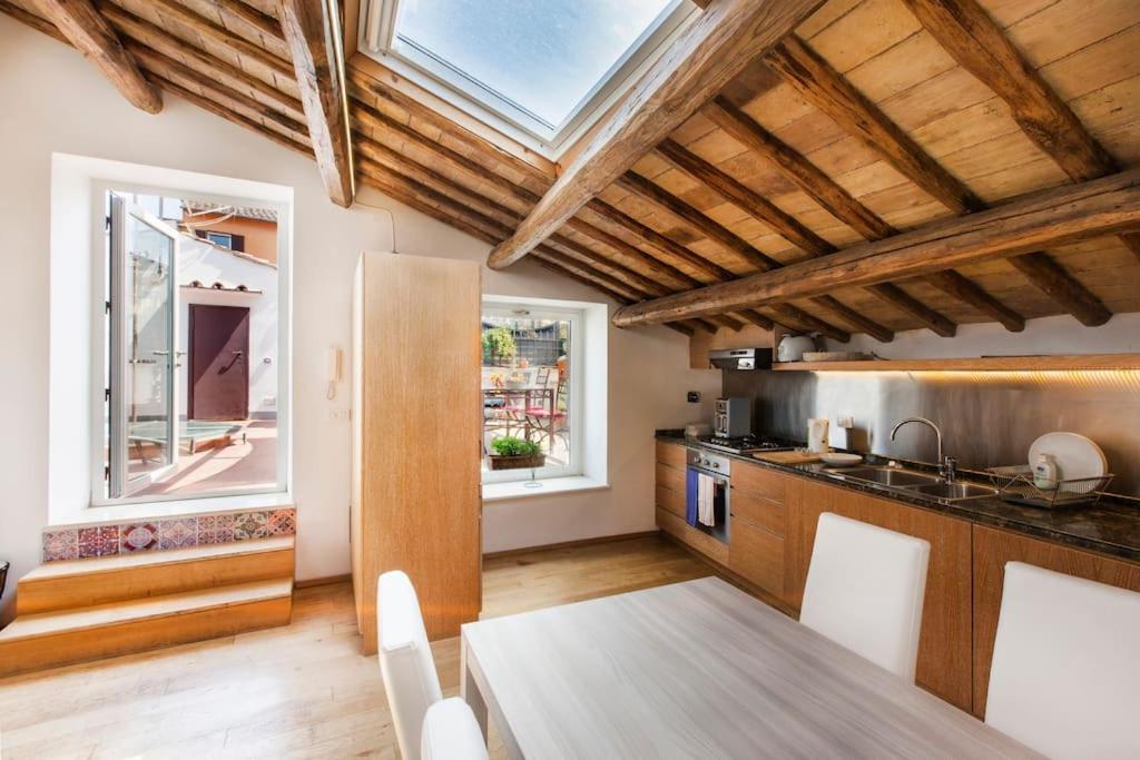 Penthouse Pantheon apartment with Terrace 2BR 2BA