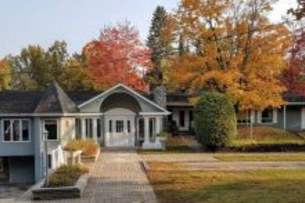 Maison du lac avec plage, embarcations, billard et spa privé